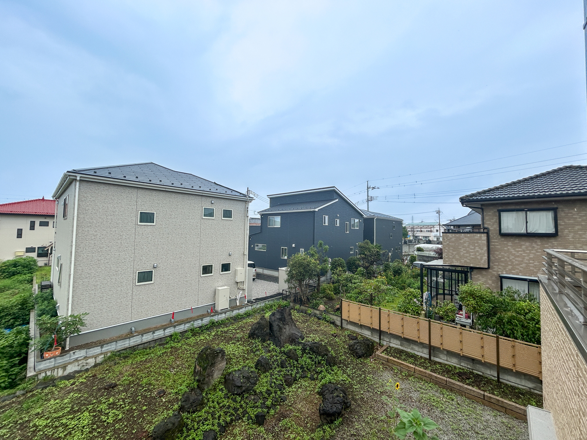 伊勢崎市連取本町　中古物件の展望|低層の一戸建てを中心とした街並みが整然と続き、周辺は高い建物が建っていないので、採光や開放性に恵まれ、空が広く緑の多い閑静な趣を感じる環境です。