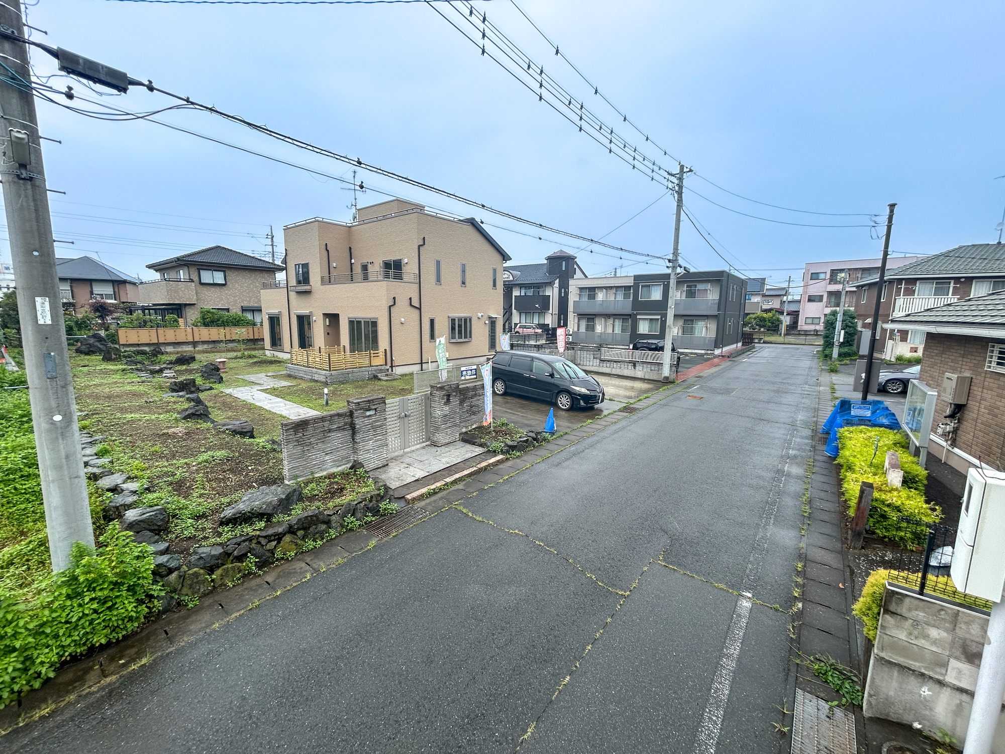 伊勢崎市連取本町　中古物件の前面道路含む現地写真|低層の一戸建てを中心とした街並みが整然と続き、周辺は高い建物が建っていないので、採光や開放性に恵まれ、空が広く緑の多い閑静な趣を感じる環境です。

