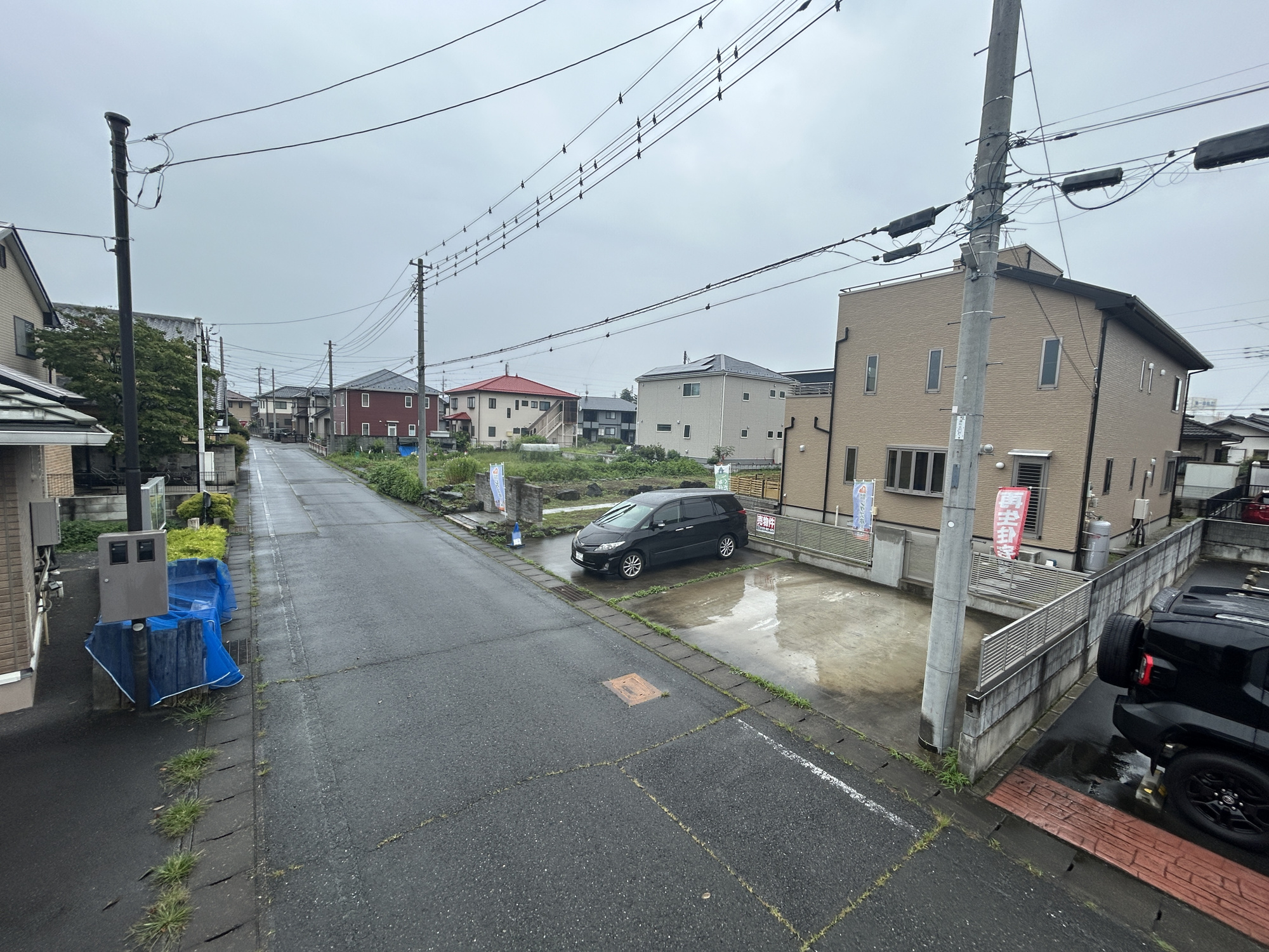 伊勢崎市連取本町　中古物件の前面道路含む現地写真|閑静な住宅地で子育て家族にピッタリ。毎日のお散歩も快適な緑に恵まれたエリアで、自然に包まれた穏やかな暮らしを実現するための、ゆとりある住環境が整っています。

