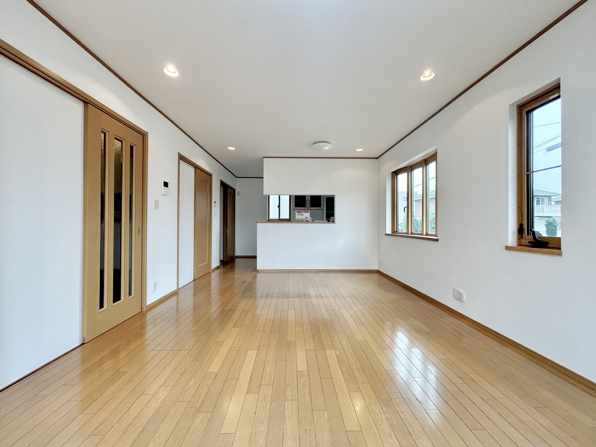 伊勢崎市連取本町　中古物件の居間・リビング|南向きに大きく開いた窓からは、明るい陽射しが射し込みます。
爽やかな風が吹き抜ける心地良いリビングには、自然と家族が集まります。
