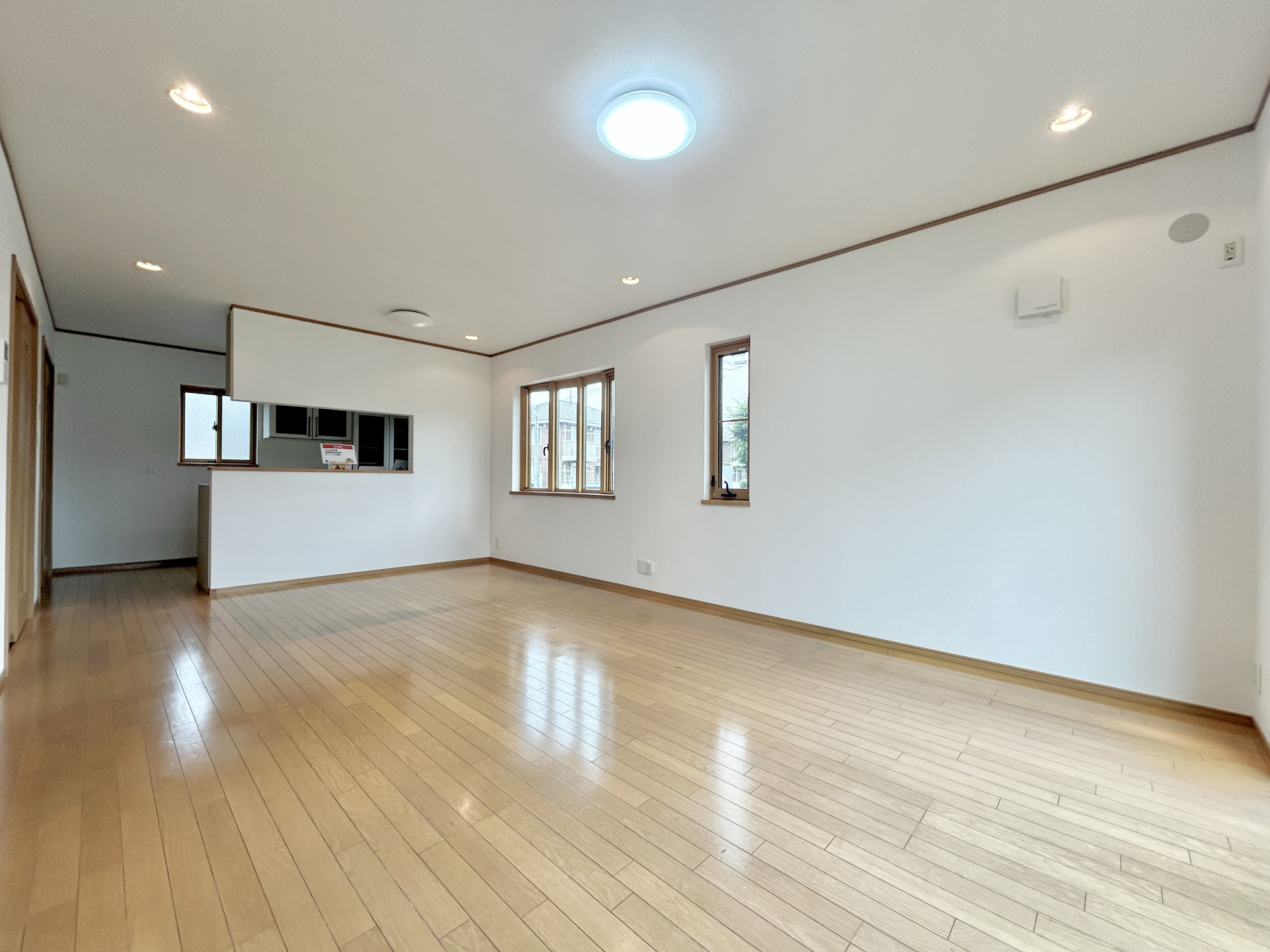 伊勢崎市連取本町　中古物件の居間・リビング|室内にいても、たっぷりの陽光と爽やかな風を感じて頂ける、開放感あふれるリビングです。
ご家族と穏やかに過ごす、心地の良い時間が流れます。