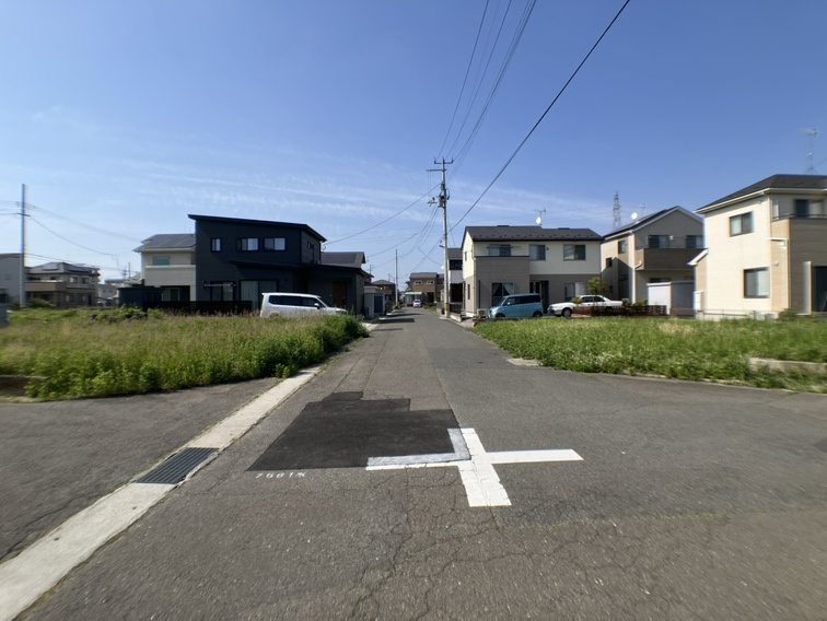 石巻市築山4丁目土地の前面道路含む現地写真