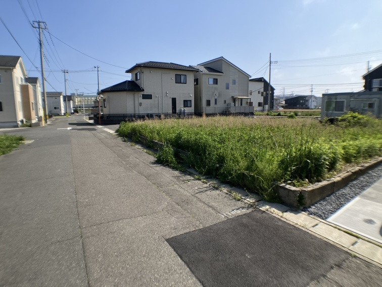石巻市築山4丁目土地の前面道路含む現地写真