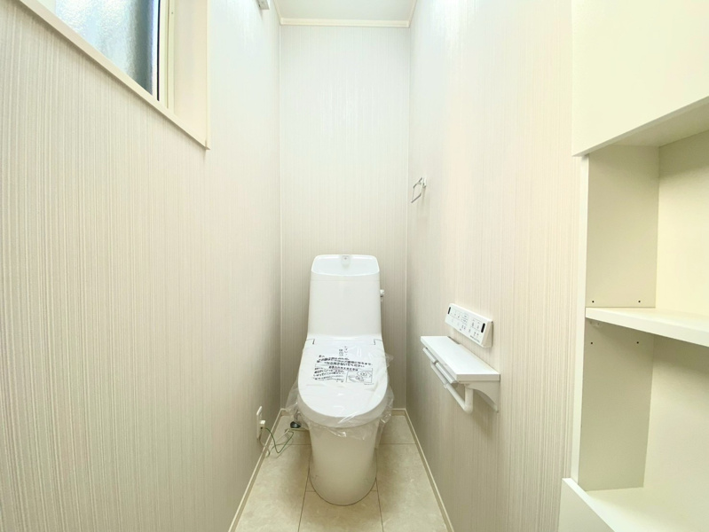 白を基調とした清潔感あるトイレです☆
