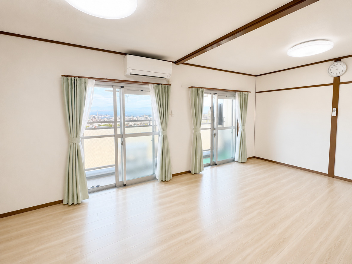 渦ヶ森コーポ壱号館の居間・リビング|南側バルコニーに面するリビングです。
気持ちの良い陽の光と風が安らぐ空間を作ってくれます。
（CG加工による家具消しを行っております。）