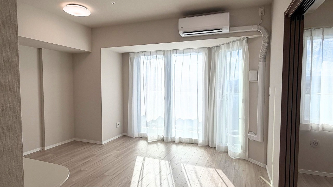 D’グラフォート長町の居間・リビング|明るい陽射しが差し込むリビングダイニングです。