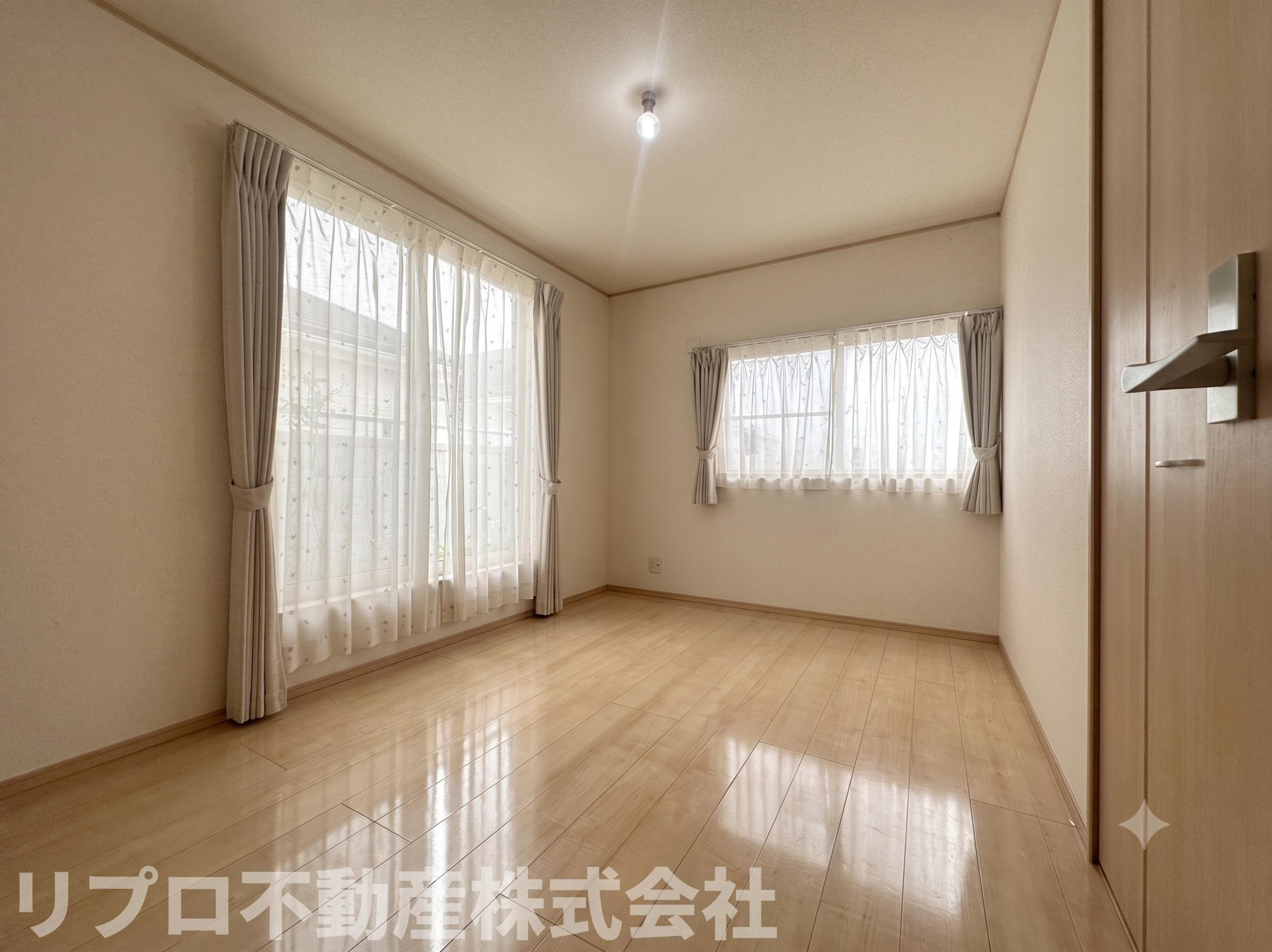野田市山崎戸建ての洋室|１階洋室７．０帖二面採光で明るいです！　※AI画像を使用しています