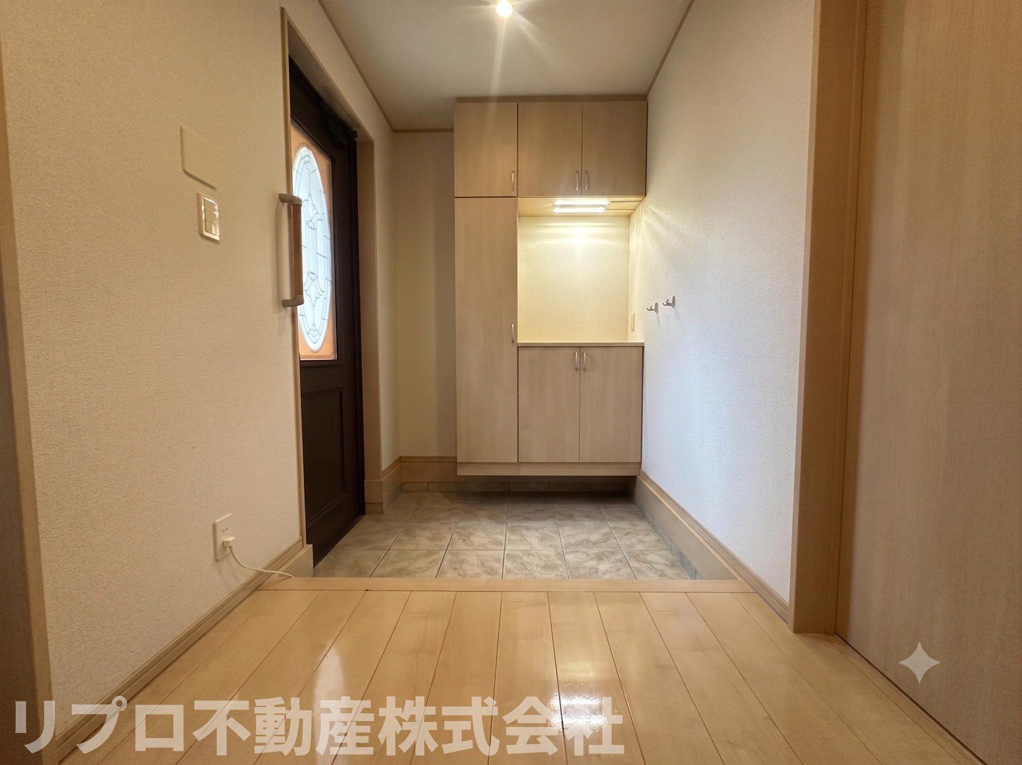 野田市山崎戸建ての玄関|玄関スペースも明るいです♪　　　※AI画像を使用しています