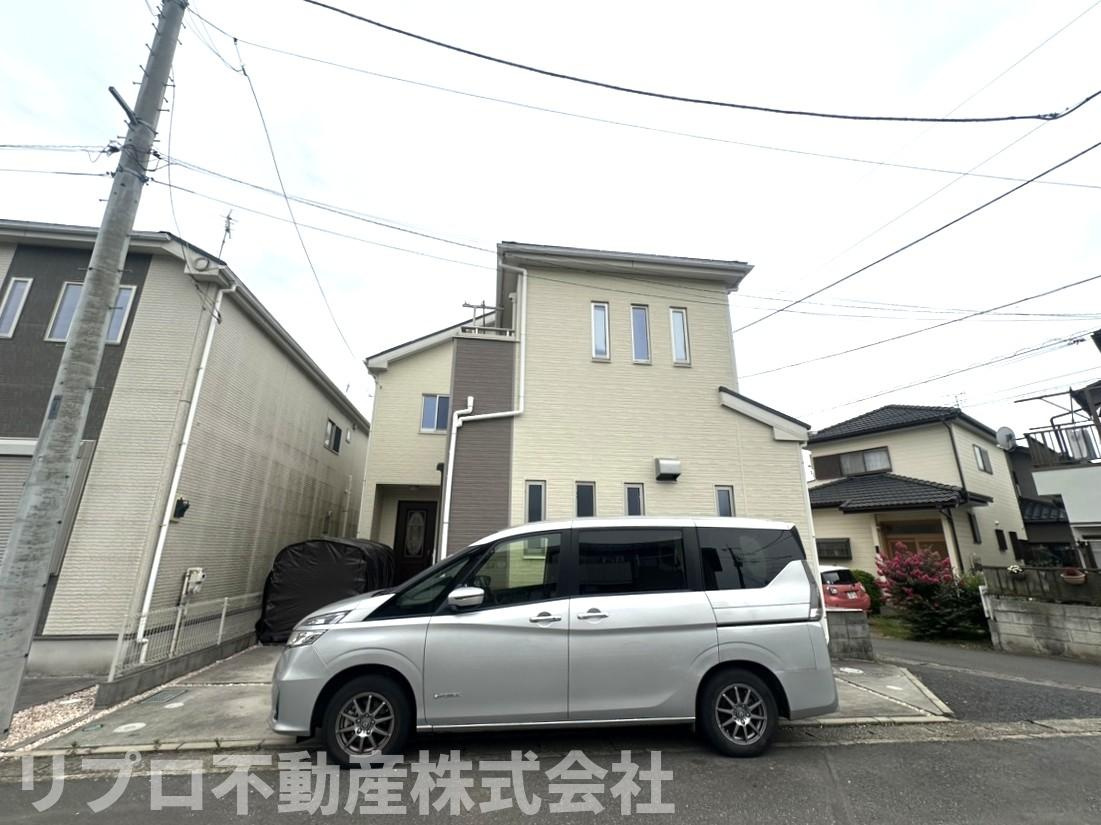 野田市山崎戸建ての前面道路含む現地写真|駐車は車種により３台可能♪