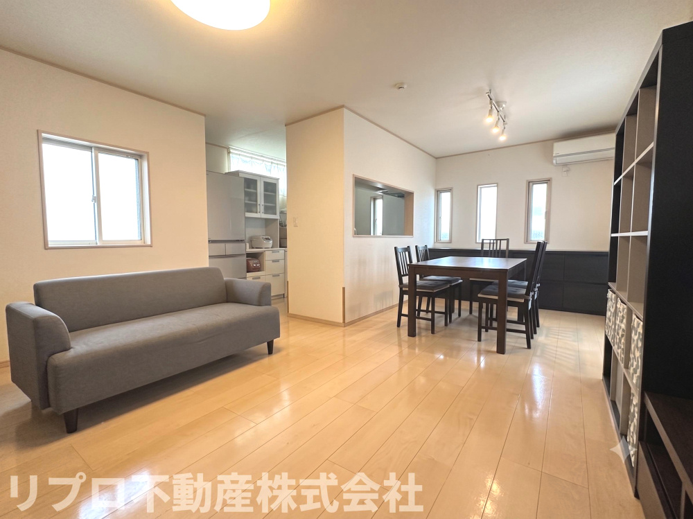 野田市山崎戸建ての居間・リビング|LDK１６．６２５帖です♪　　※AI画像を使用しています