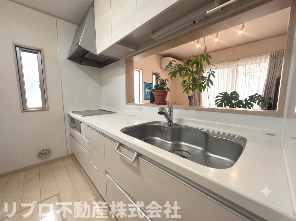 野田市山崎戸建てのキッチン|白を基調としたキッチンです!　　※AI画像を使用しています