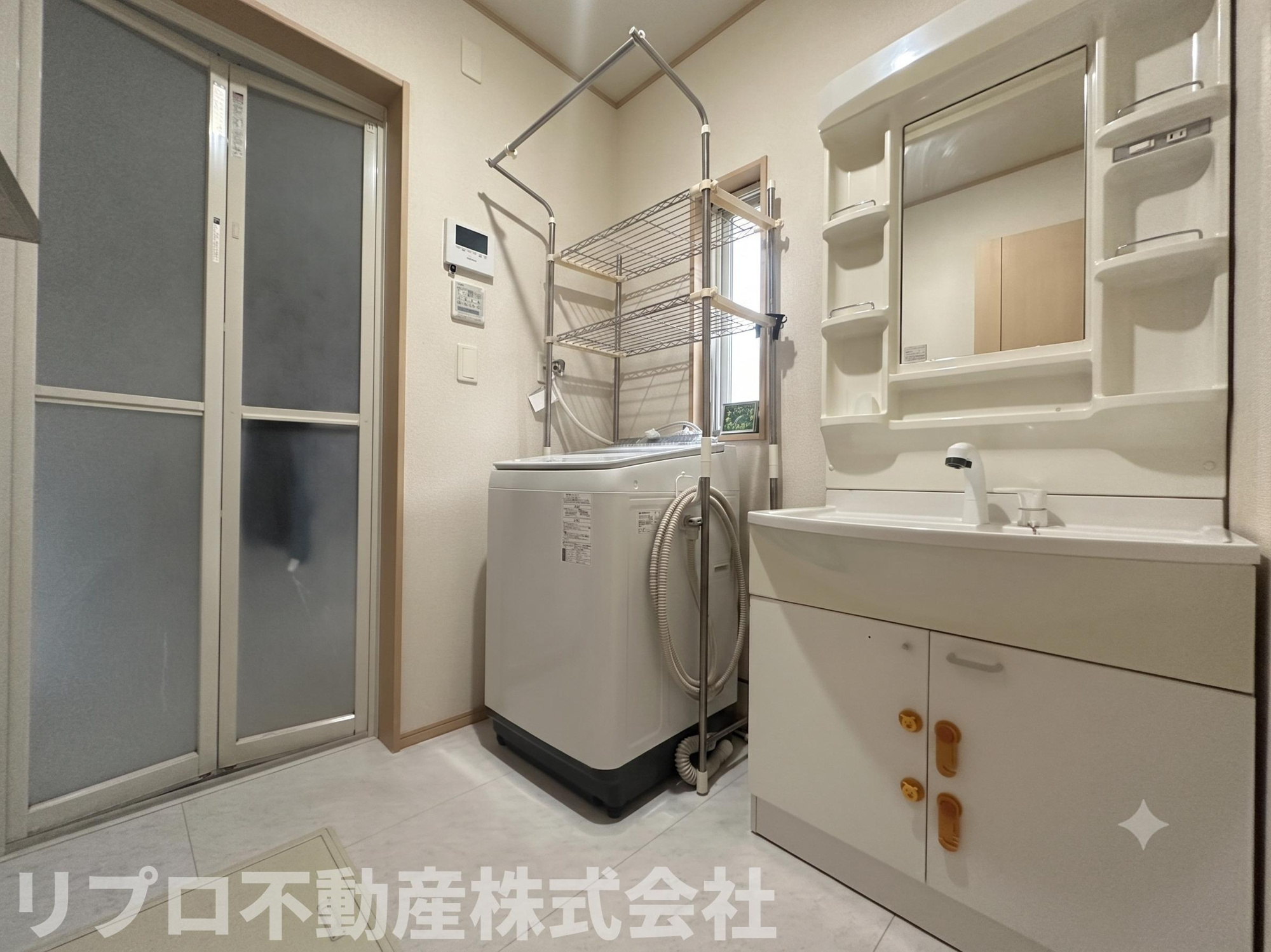 野田市山崎戸建ての洗面所|洗面・ランドリースペースです!　　※AIで小物類を消しています