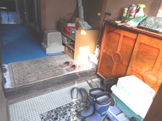 室蘭市知利別町3丁目19-16　中古住宅の玄関