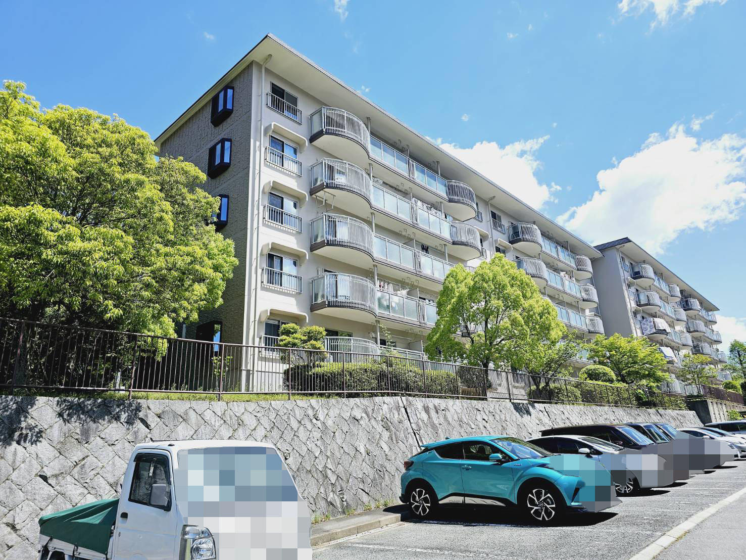名谷25団地102号棟の外観|■５階最上階南西角部屋■明石海峡大橋から横尾山(六甲山系)を見渡せます。