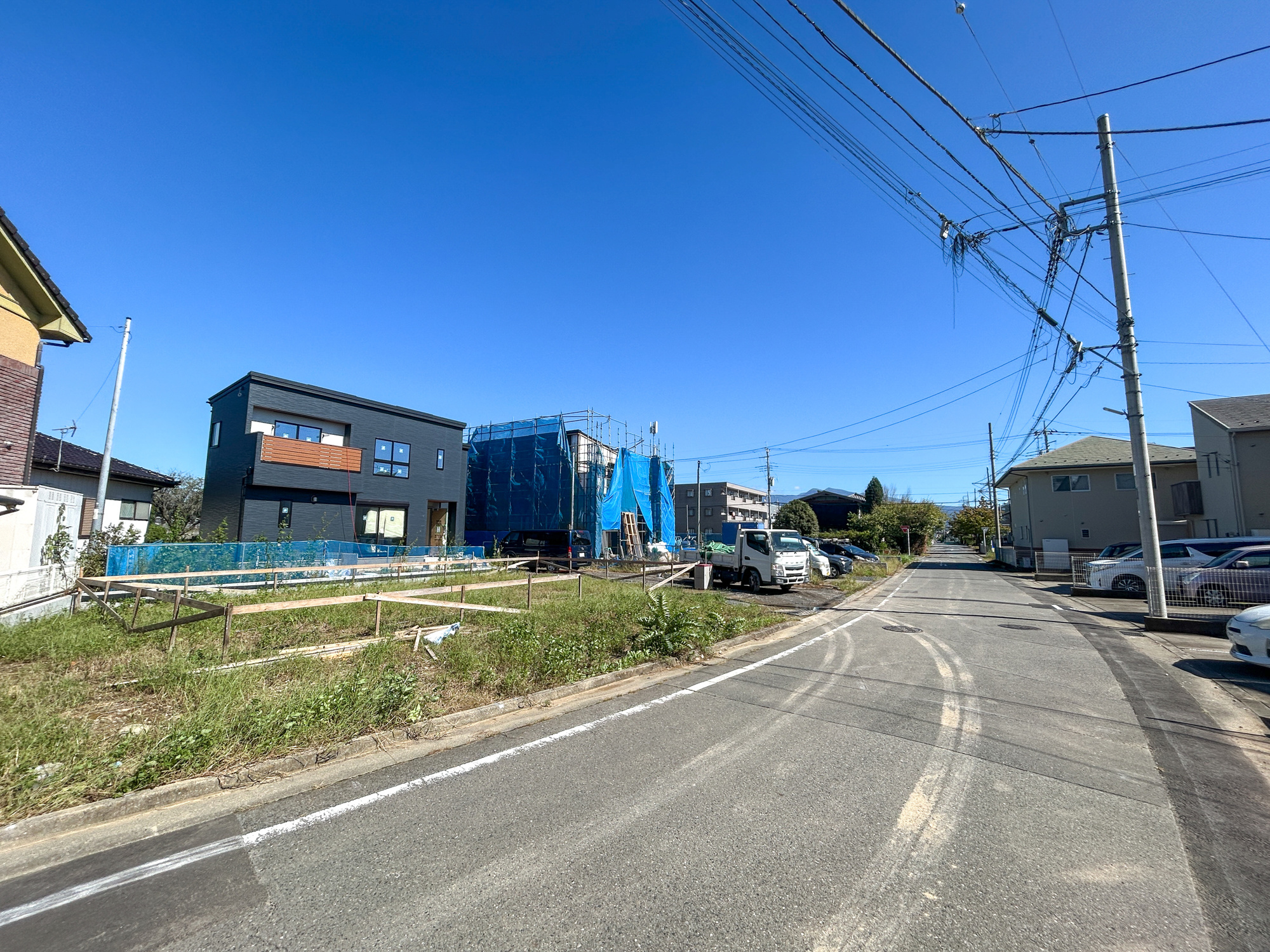 前橋市川原町「6区画」　新築住宅全6棟の前面道路含む現地写真|低層の一戸建てを中心とした街並みが整然と続き、周辺は高い建物が建っていないので、採光や開放性に恵まれ、空が広く緑の多い閑静な趣を感じる環境です。

