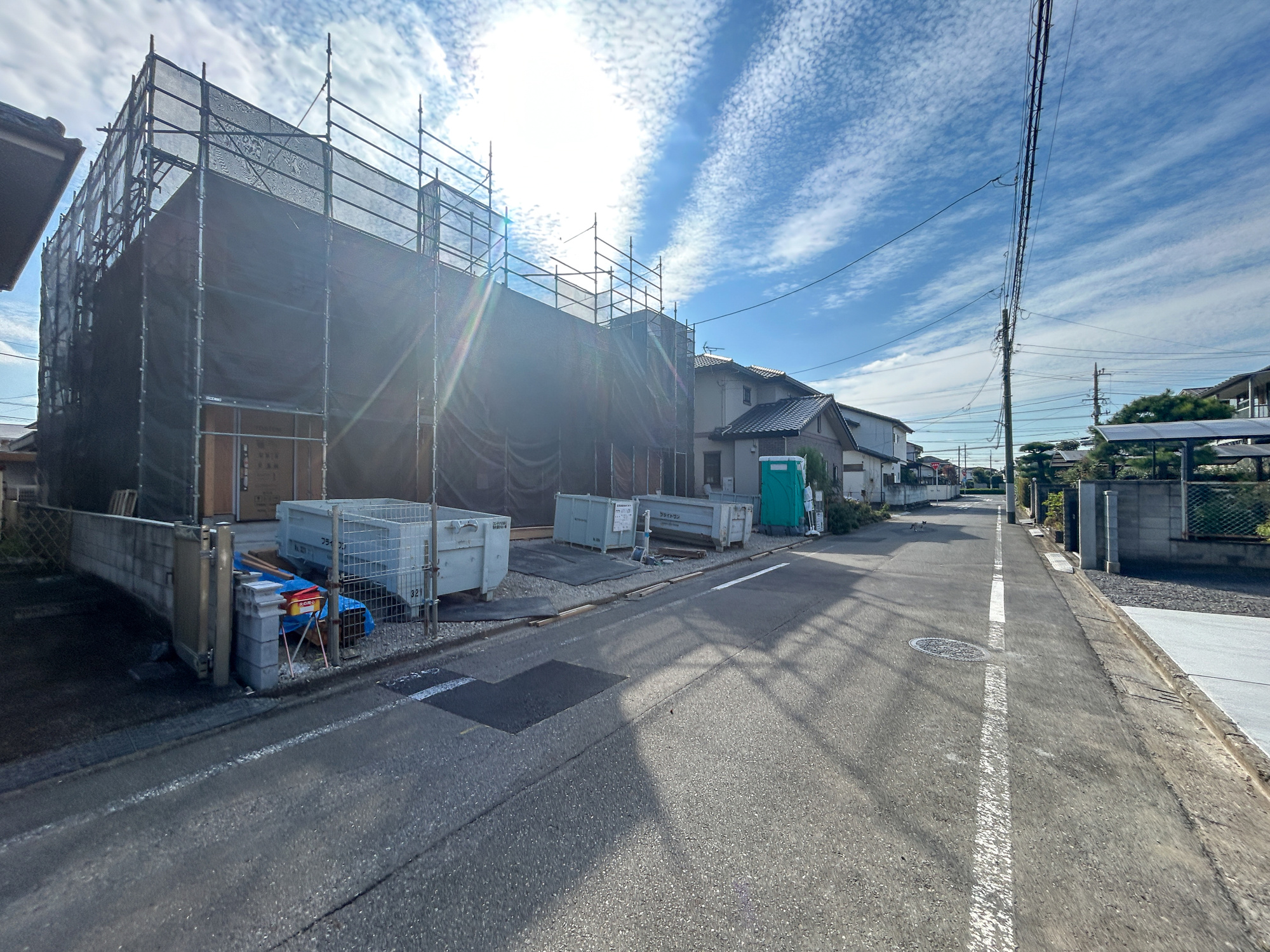前橋市大利根町第3　新築住宅全2棟の前面道路含む現地写真|低層の一戸建てを中心とした街並みが整然と続き、周辺は高い建物が建っていないので、採光や開放性に恵まれ、空が広く緑の多い閑静な趣を感じる環境です。

