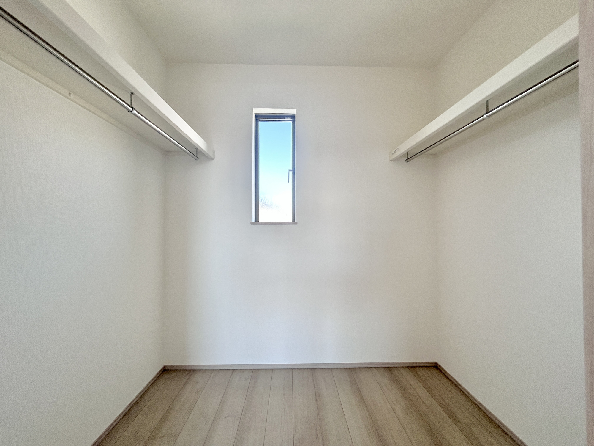 前橋市南町3丁目　新築住宅全1棟の収納|"たくさんのお洋服が入る、ウォークインクローゼット。
お洋服以外にも掃除機やスーツケースなどを一箇所に集約できるのが魅力です♪
収納ケースを置かなくていいのでお部屋の見た目にもスッキリ！"
