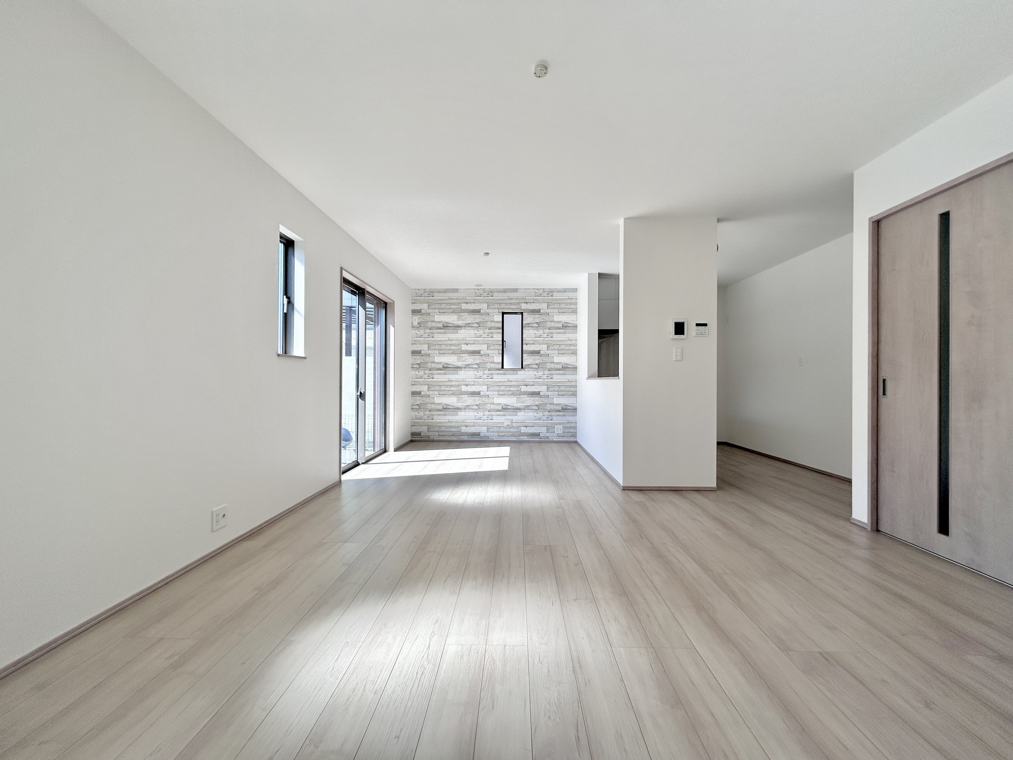 前橋市南町3丁目　新築住宅全1棟の居間・リビング|大切なご家族が集まるからこそＬＤＫはこだわりたい！休日はおひさまの光をたっぷりと取りこめるリビングでゆったりと過ごしませんか？子供たちが元気に笑いながら走り回っても十分な広さの空間です。
