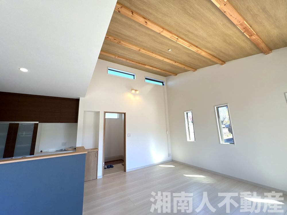 茅ヶ崎市堤　新築戸建の居間・リビング|こちらの居間で趣味の時間をお楽しみください