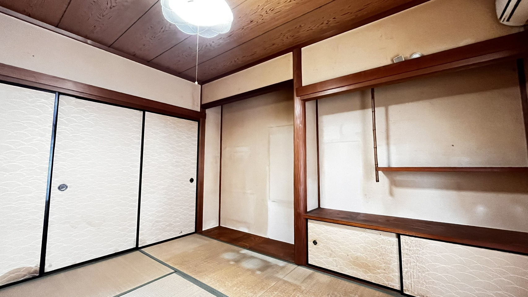 豊中市清風荘１丁目　中古戸建住宅の和室|和室には押入れがあります。