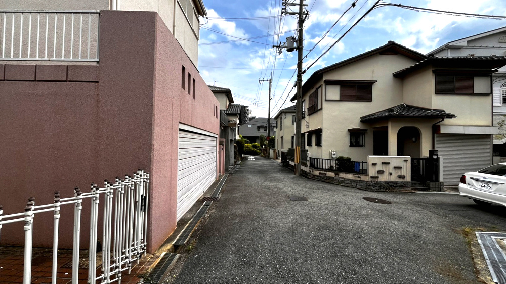 豊中市清風荘１丁目　中古戸建住宅の前面道路含む現地写真