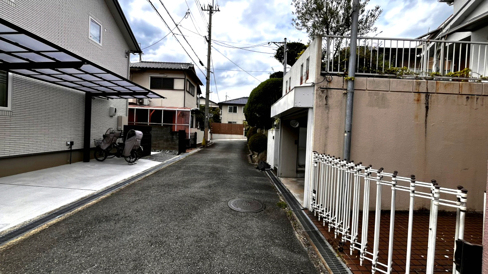 豊中市清風荘１丁目　中古戸建住宅の前面道路含む現地写真