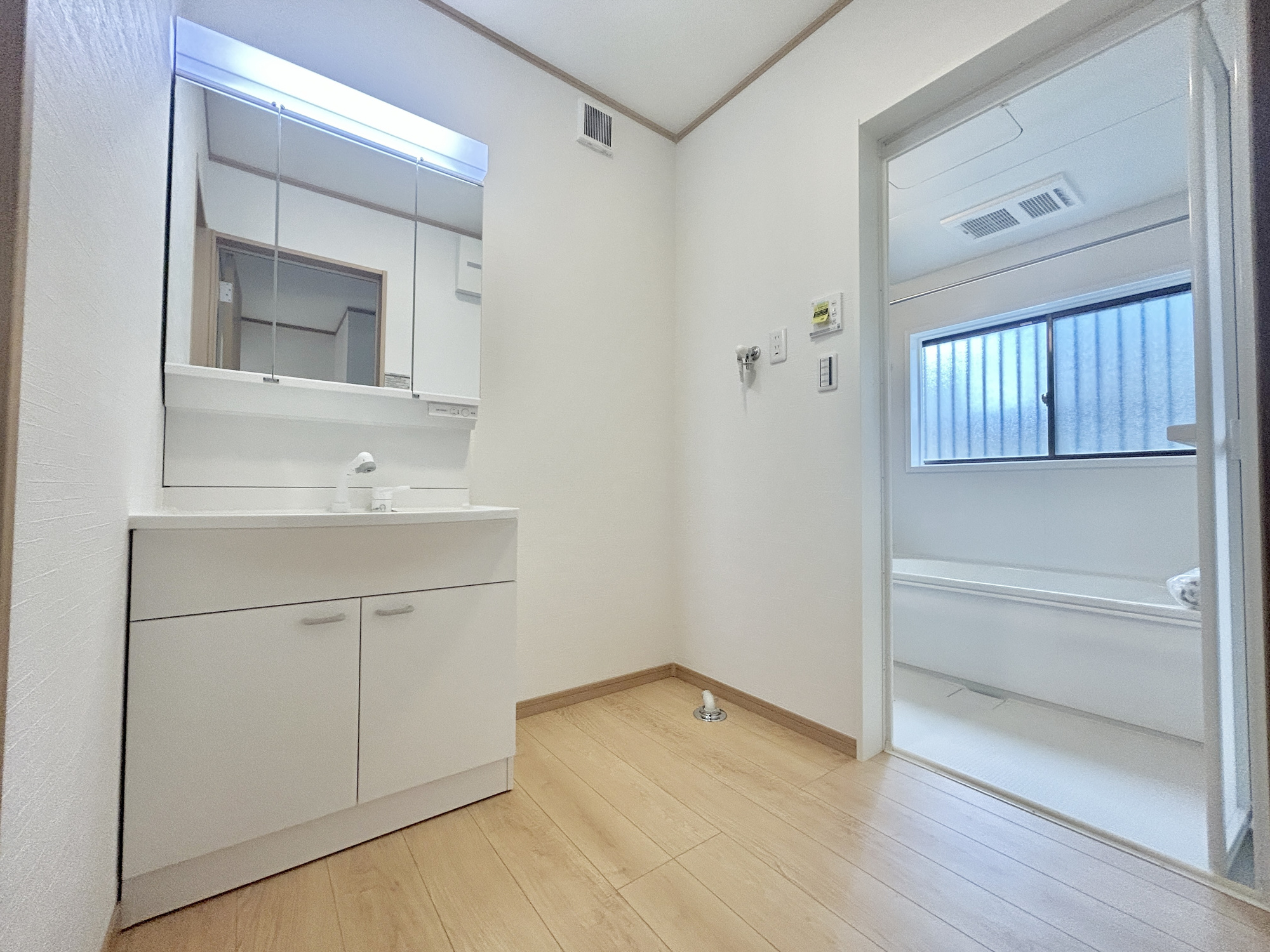 玉村町上新田　中古住宅の独立洗面台|歯磨きをしたりメイクや髪をセットしたり・・・使いやすさが考えられた3面鏡です♪シャワー付水栓で洗面台でのシャンプーや毎日の掃除に大変便利ですね♪