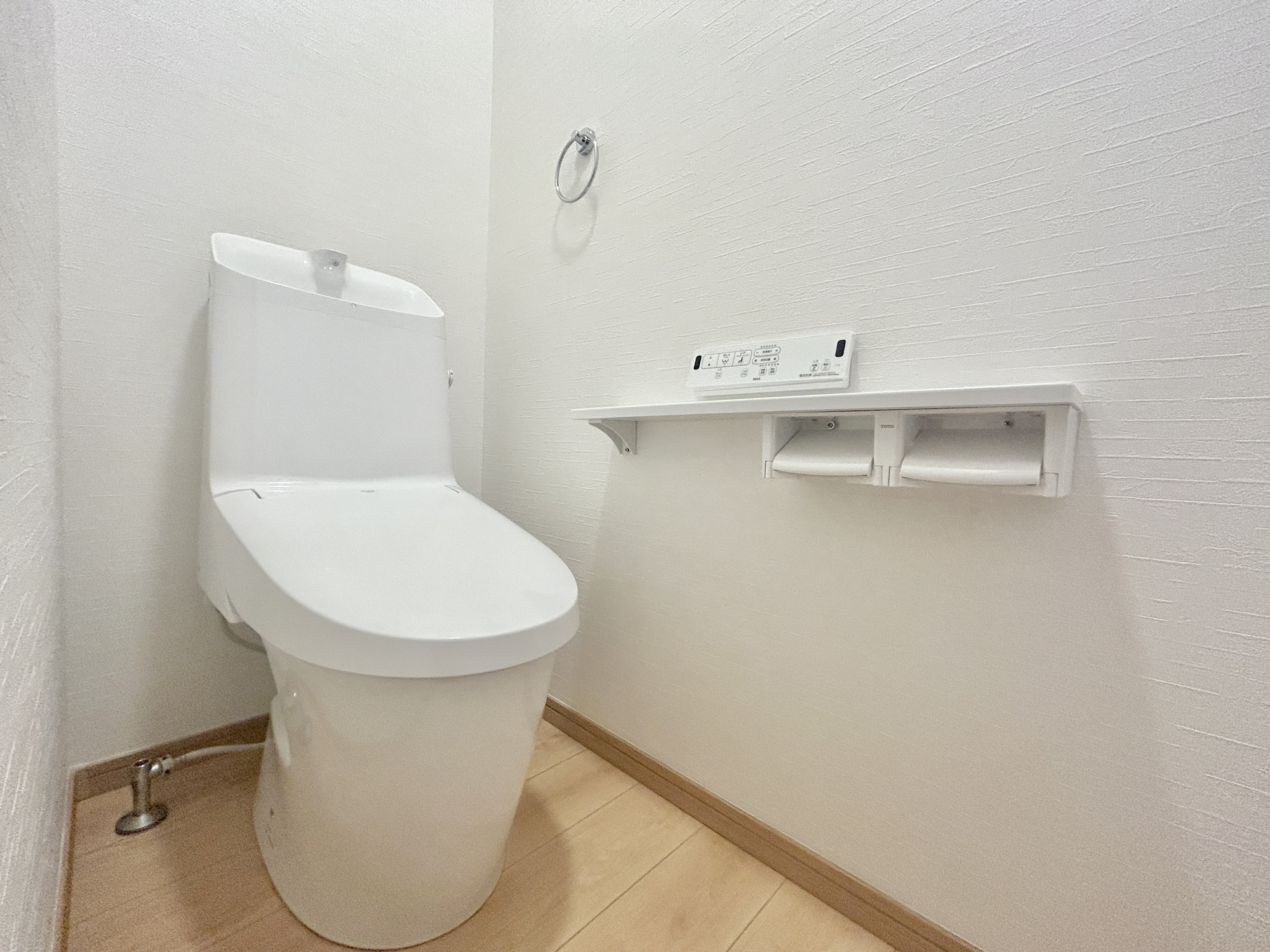 玉村町上新田　中古住宅のトイレ|節水性能の高いトイレはもちろんウォシュレット付き♪便器のフチがないタイプなので、お掃除もサッとひと拭きでOK！壁埋込型収納も付いており、スッキリ広々とご利用いただけます。