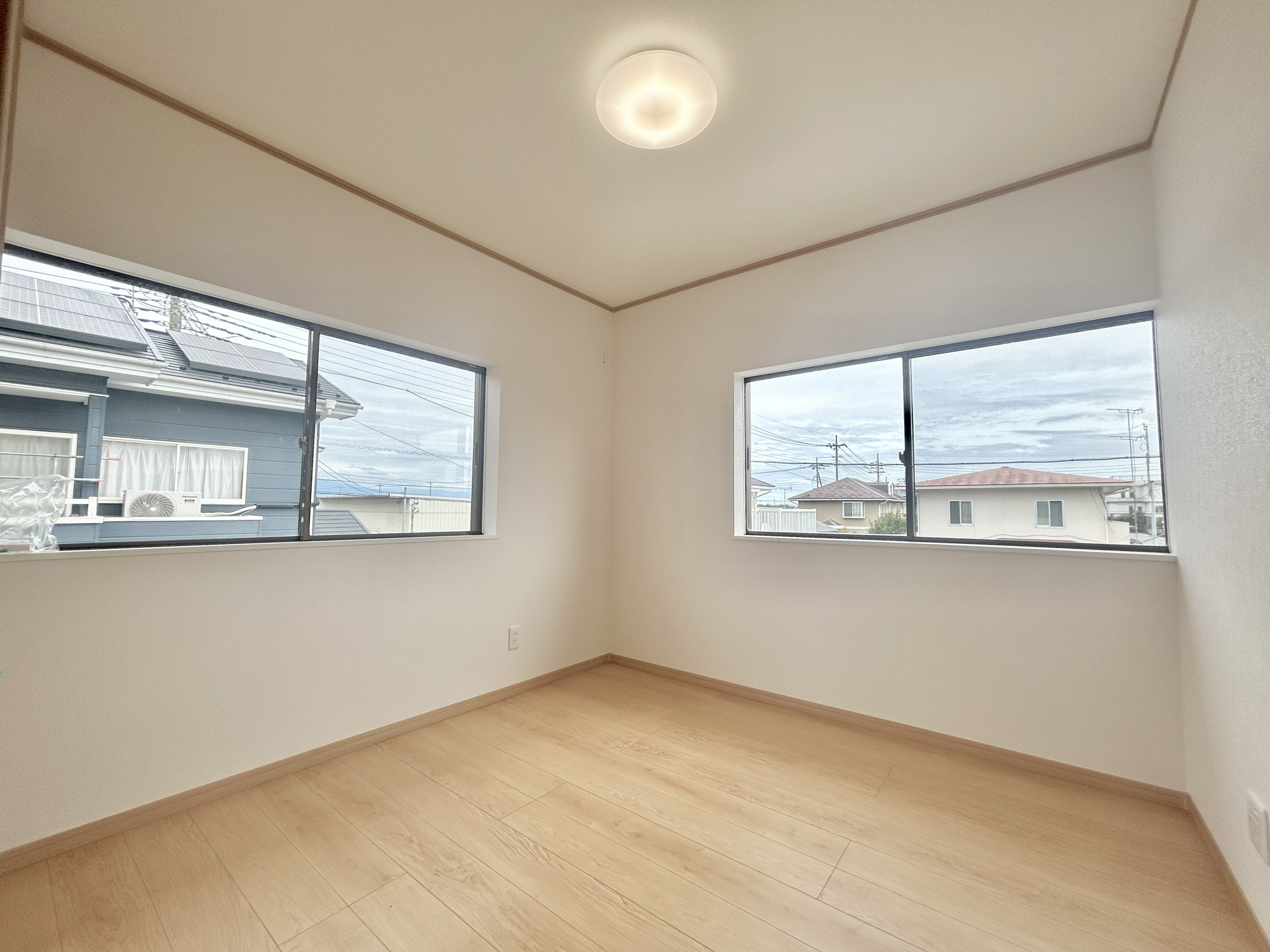 玉村町上新田　中古住宅の寝室|大きな窓からたっぷりと陽光が注がれる明るい空間。家族の成長に対応できる永住仕様の間取り。一日の疲れをいやしてくれる主寝室。時を忘れて過ごす場所として過ごせるお部屋。