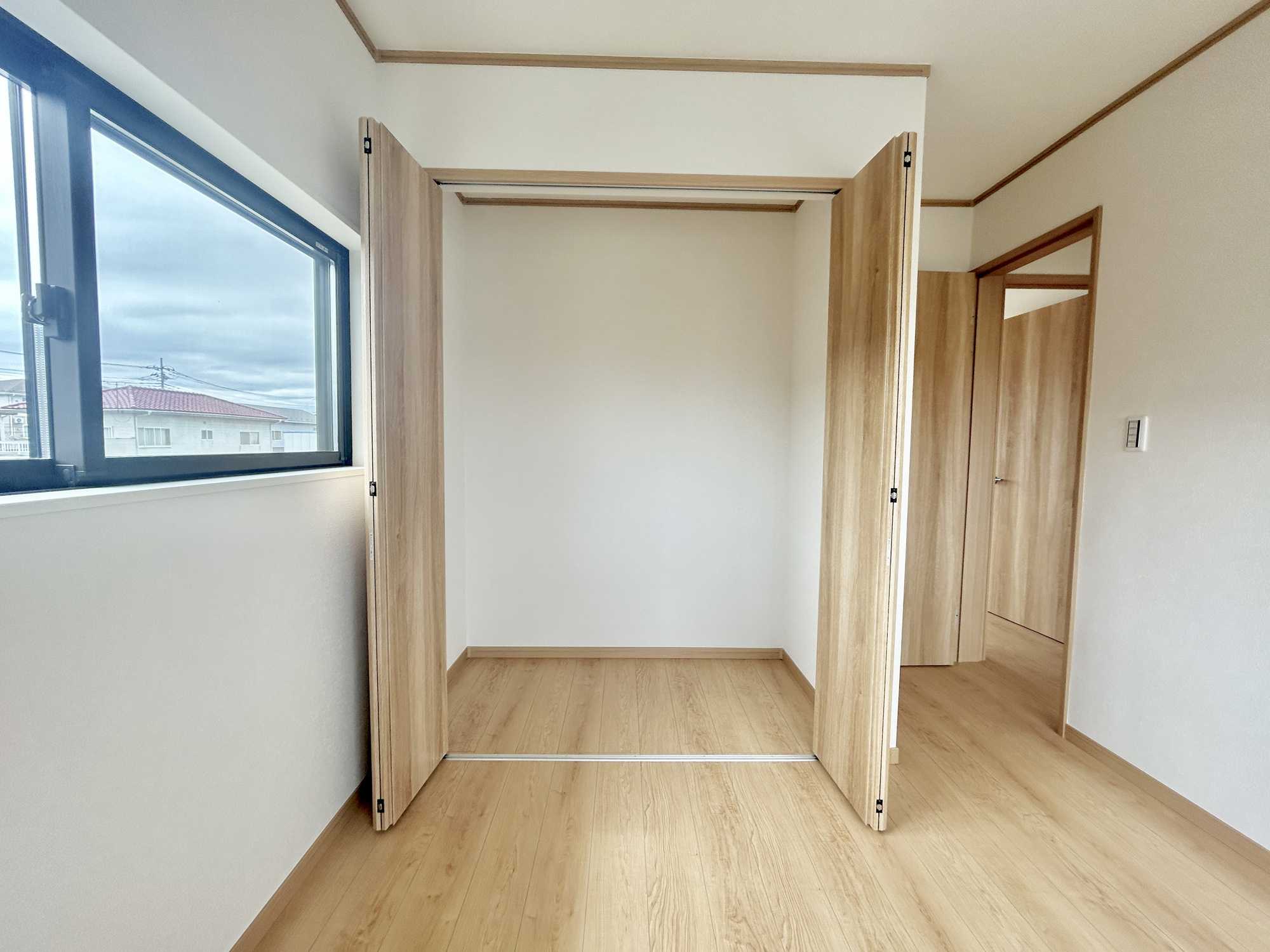 玉村町上新田　中古住宅の収納|枕棚とハンガーパイプが標準装備の機能的なクローゼットは、大切なお洋服をきれいな状態で収納できます！
また、収納ボックスなどを配置して使えば、多様な使い方が出来、収納の幅が広がります！