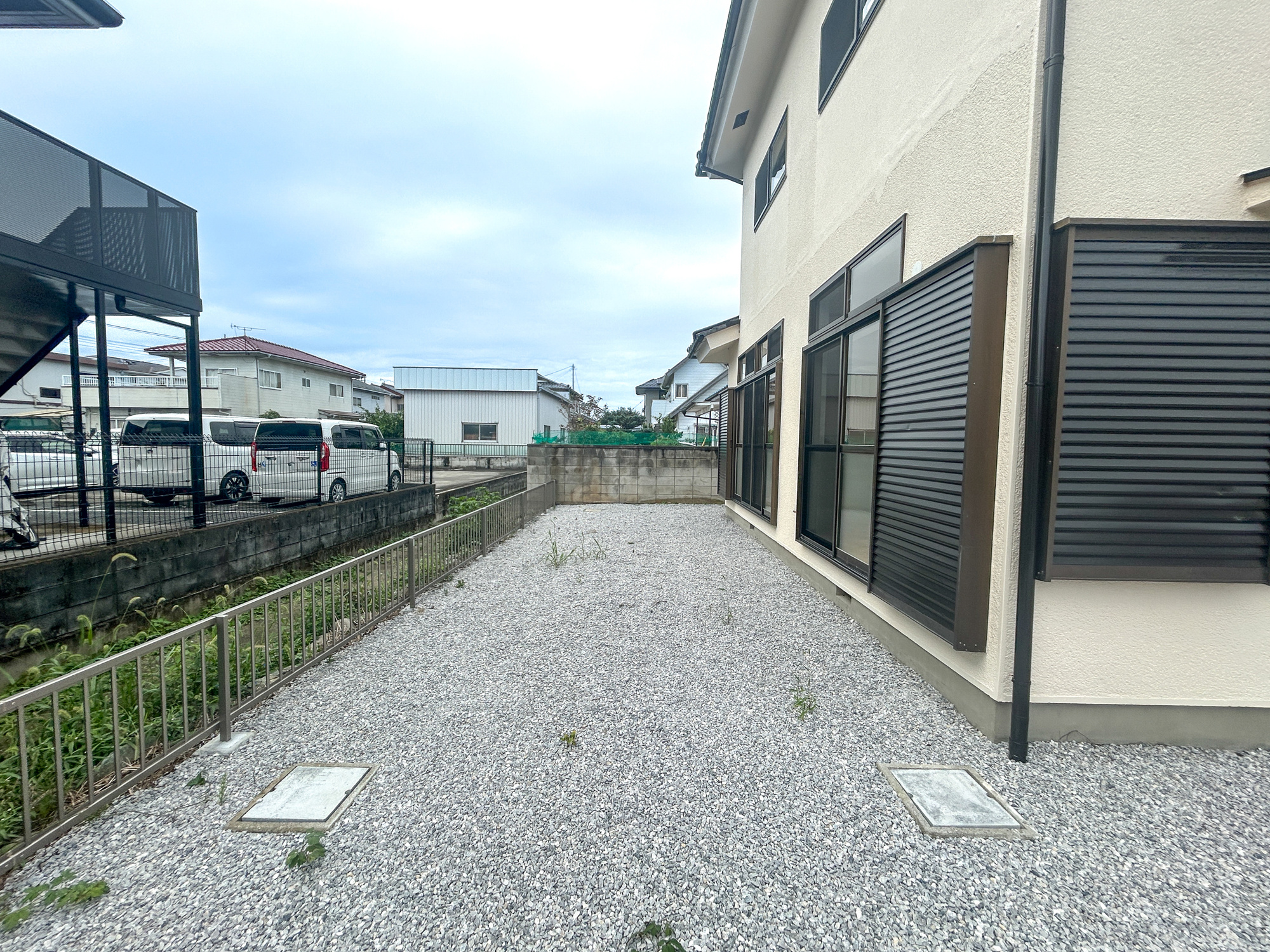 玉村町上新田　中古住宅の庭|砂利敷きされたお庭はお手入れ不要で維持が楽々♪