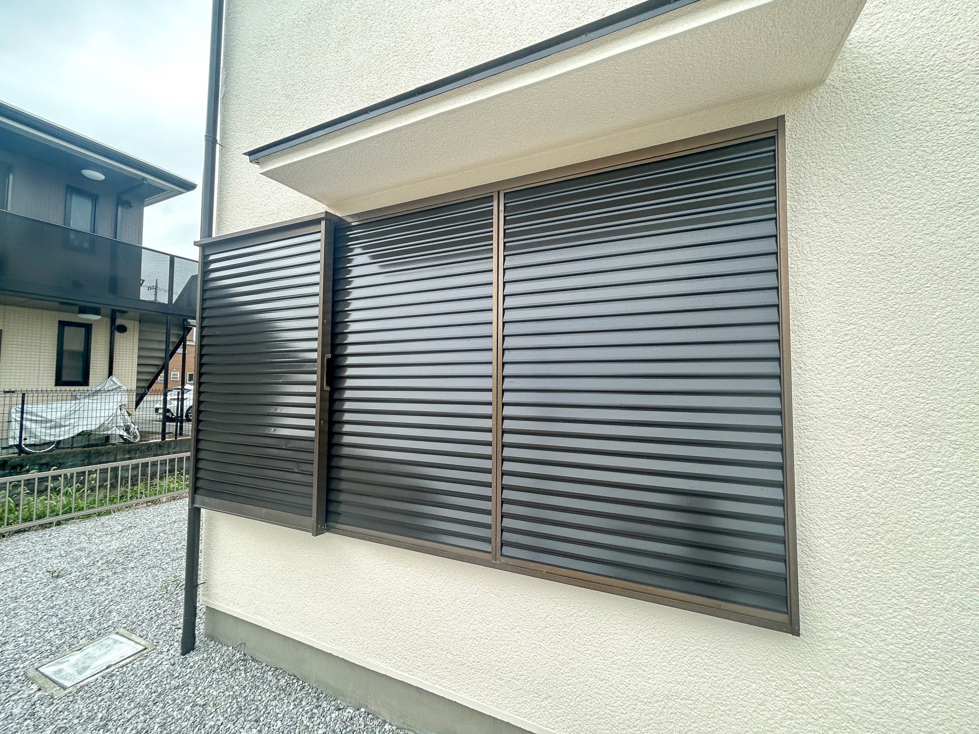玉村町上新田　中古住宅の外観|防風、防犯、防音、断熱と様々な効果を発揮するシャッター付きです♪