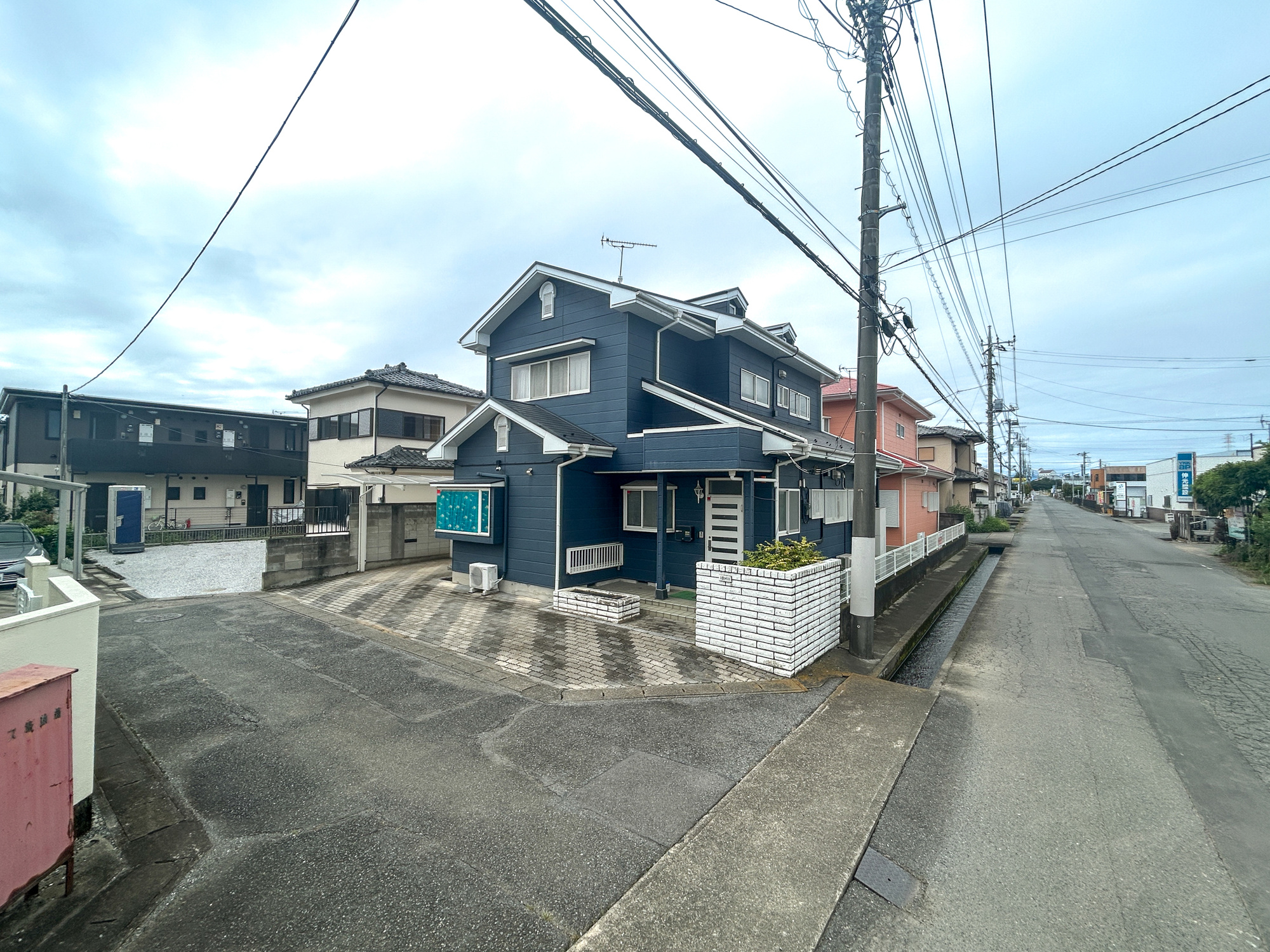 玉村町上新田　中古住宅の前面道路含む現地写真|閑静な住宅地で子育て家族にピッタリ。毎日のお散歩も快適な緑に恵まれたエリアで、自然に包まれた穏やかな暮らしを実現するための、ゆとりある住環境が整っています。

