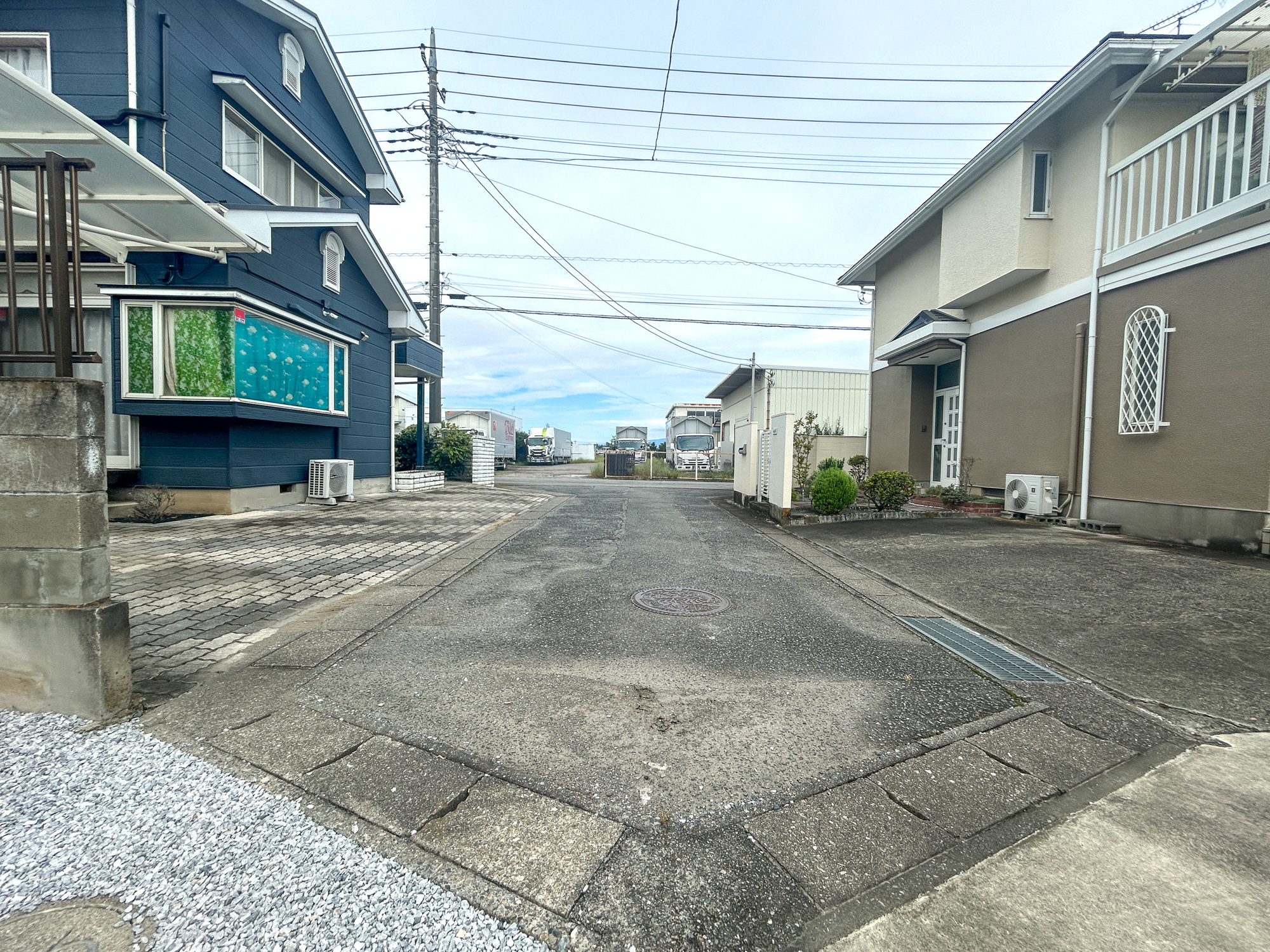 玉村町上新田　中古住宅の前面道路含む現地写真|低層の一戸建てを中心とした街並みが整然と続き、周辺は高い建物が建っていないので、採光や開放性に恵まれ、空が広く緑の多い閑静な趣を感じる環境です。

