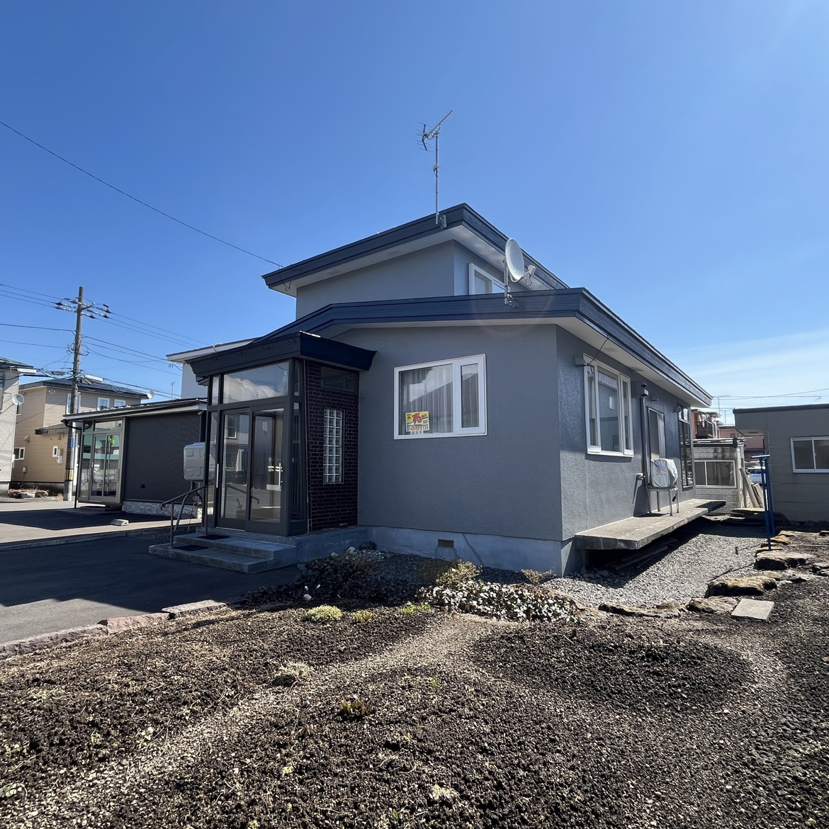登別市新生町2丁目4-6　中古住宅の前面道路含む現地写真