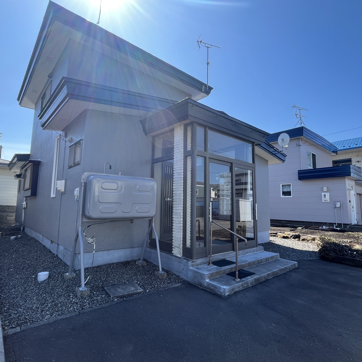 登別市新生町2丁目4-6　中古住宅の前面道路含む現地写真