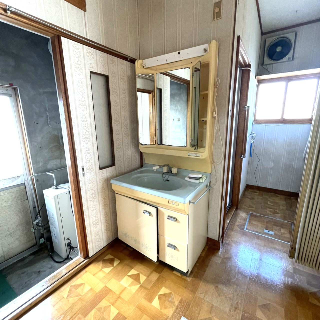 登別市新生町2丁目4-6　中古住宅の独立洗面台