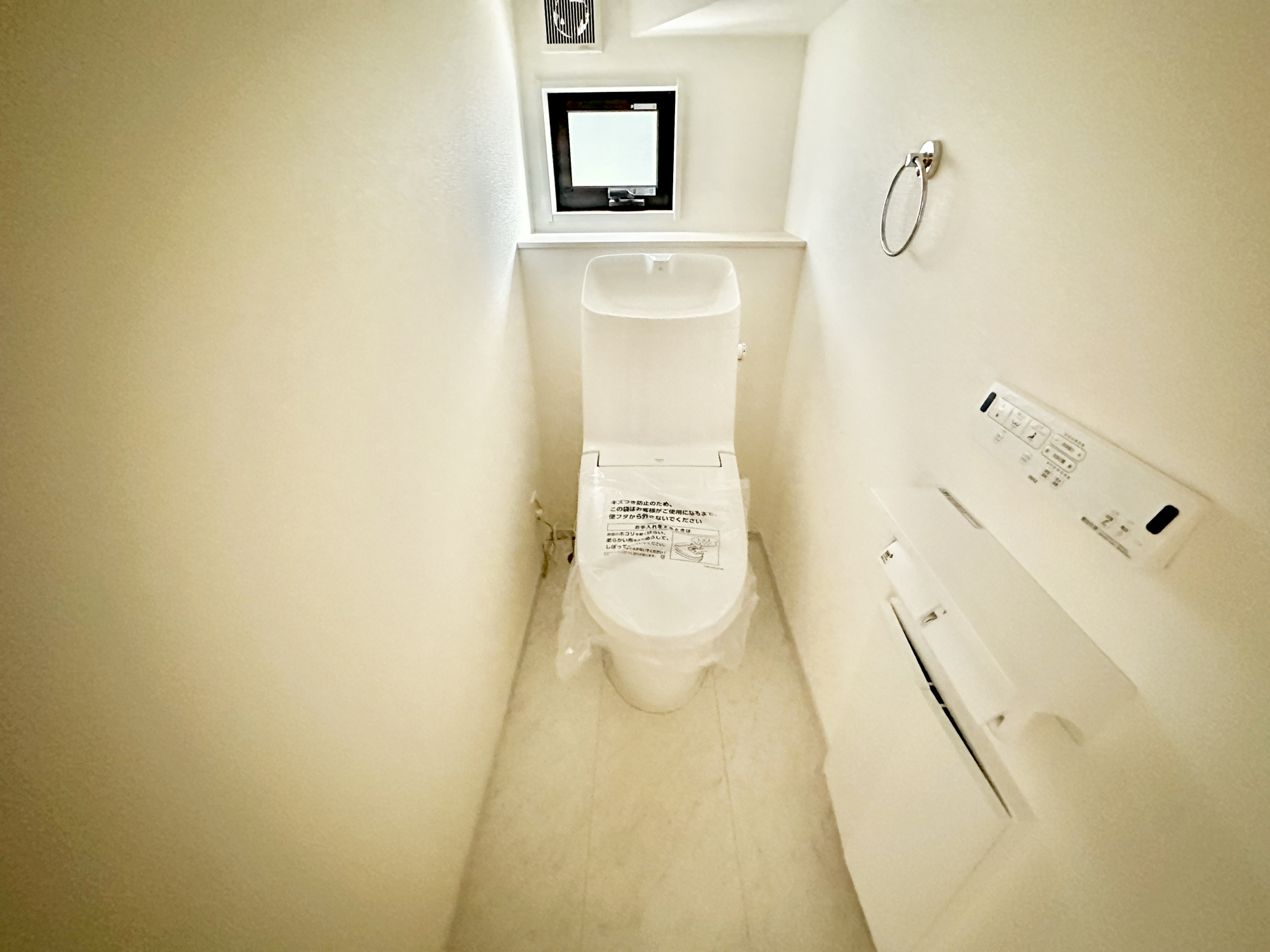 宇都宮市野沢町の新築一戸建のトイレ|節水性能の高いトイレはもちろんウォシュレット付き♪便器のフチがないタイプなので、お掃除もサッとひと拭きでOK！