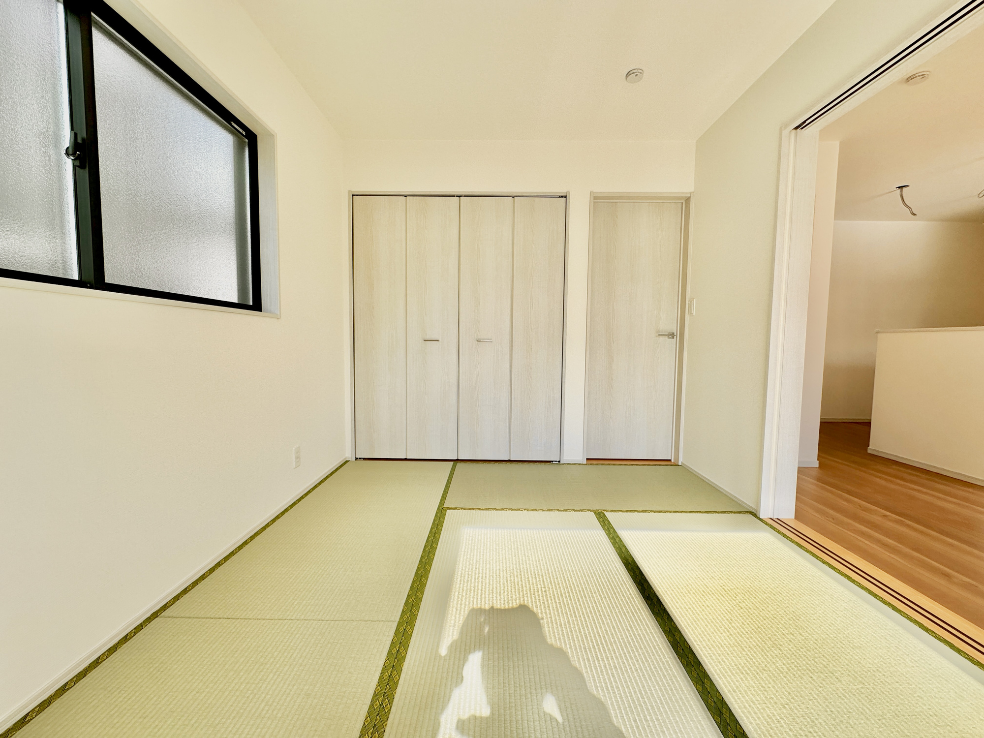 宇都宮市野沢町の新築一戸建の和室|LDKと隣接した洋室。リビングから目が届く場所なので、お子様の遊び部屋・お昼寝スペースとして使うのもオススメです♪