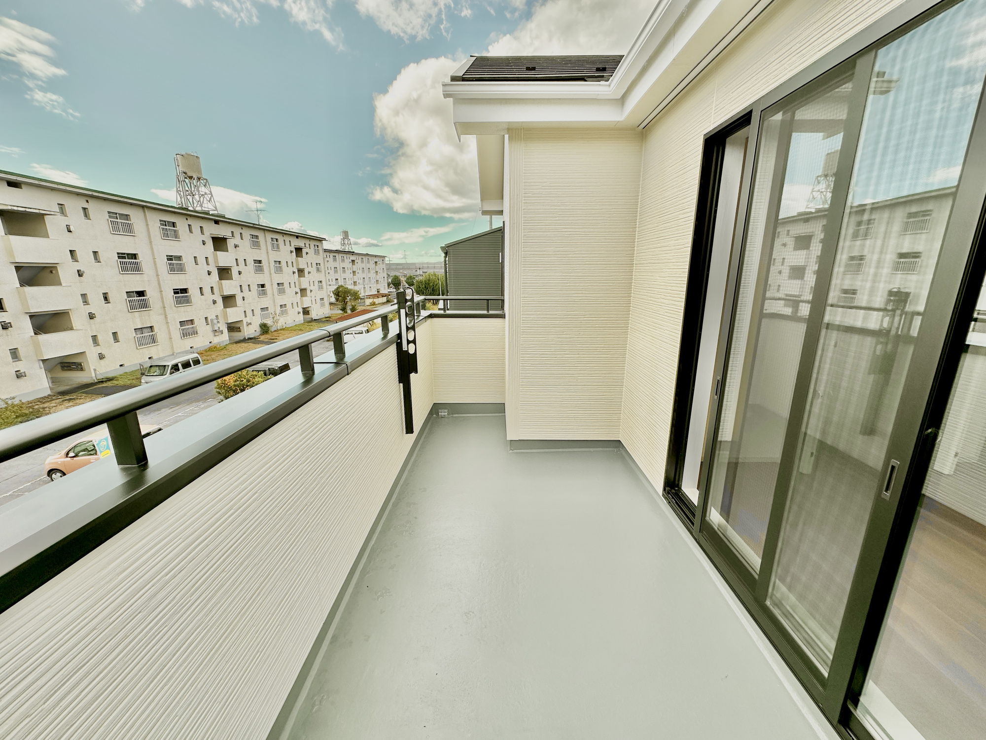 宇都宮市野沢町の新築一戸建のバルコニー|広々としたバルコニーで日々の洗濯物はもちろん、布団などの大物もたくさん干していただけます♪