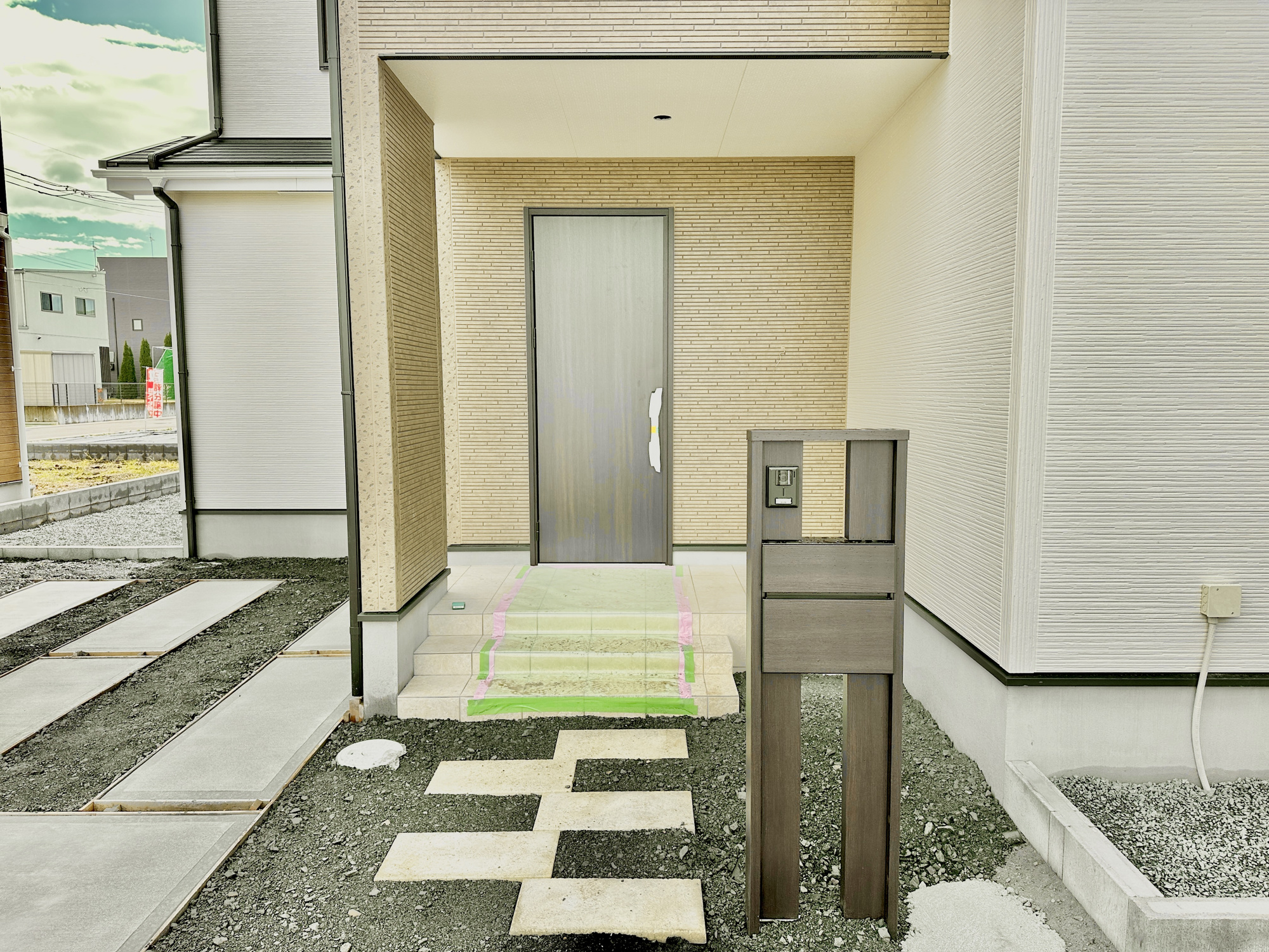 宇都宮市野沢町の新築一戸建の玄関|玄関上は屋根があるので雨の心配いらず♪