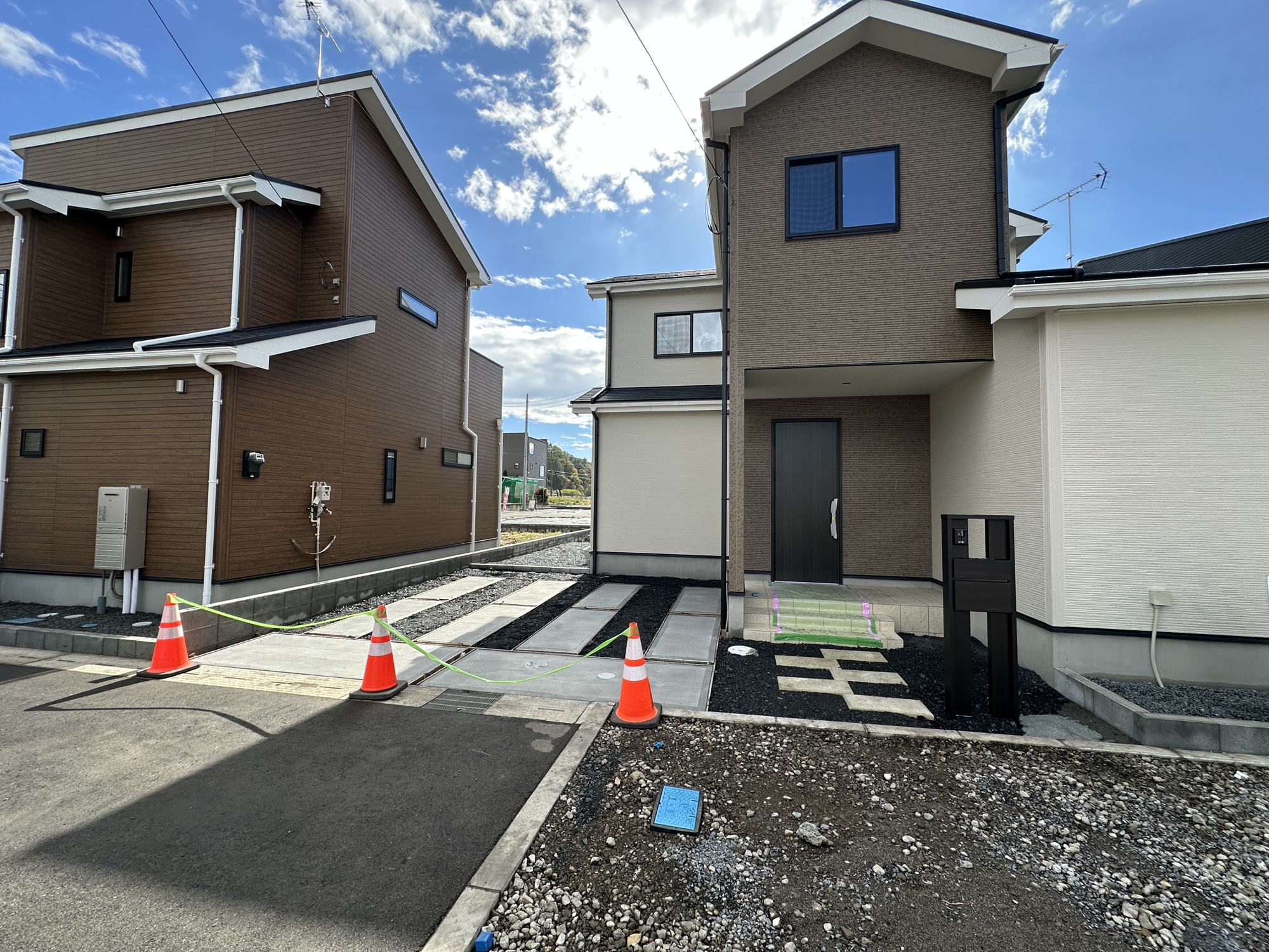 宇都宮市野沢町の新築一戸建の駐車場|広々とした駐車場には3台駐車が可能♪急な来客も安心ですね！