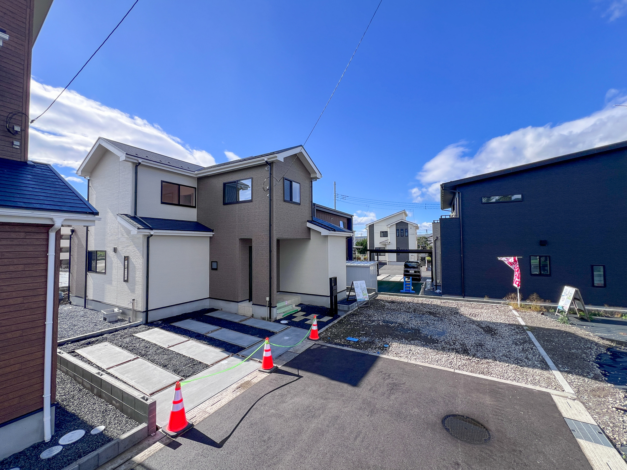 宇都宮市野沢町の新築一戸建の前面道路含む現地写真|閑静な住宅地で子育て家族にピッタリ。毎日のお散歩も快適な緑に恵まれたエリアで、自然に包まれた穏やかな暮らしを実現するための、ゆとりある住環境が整っています。