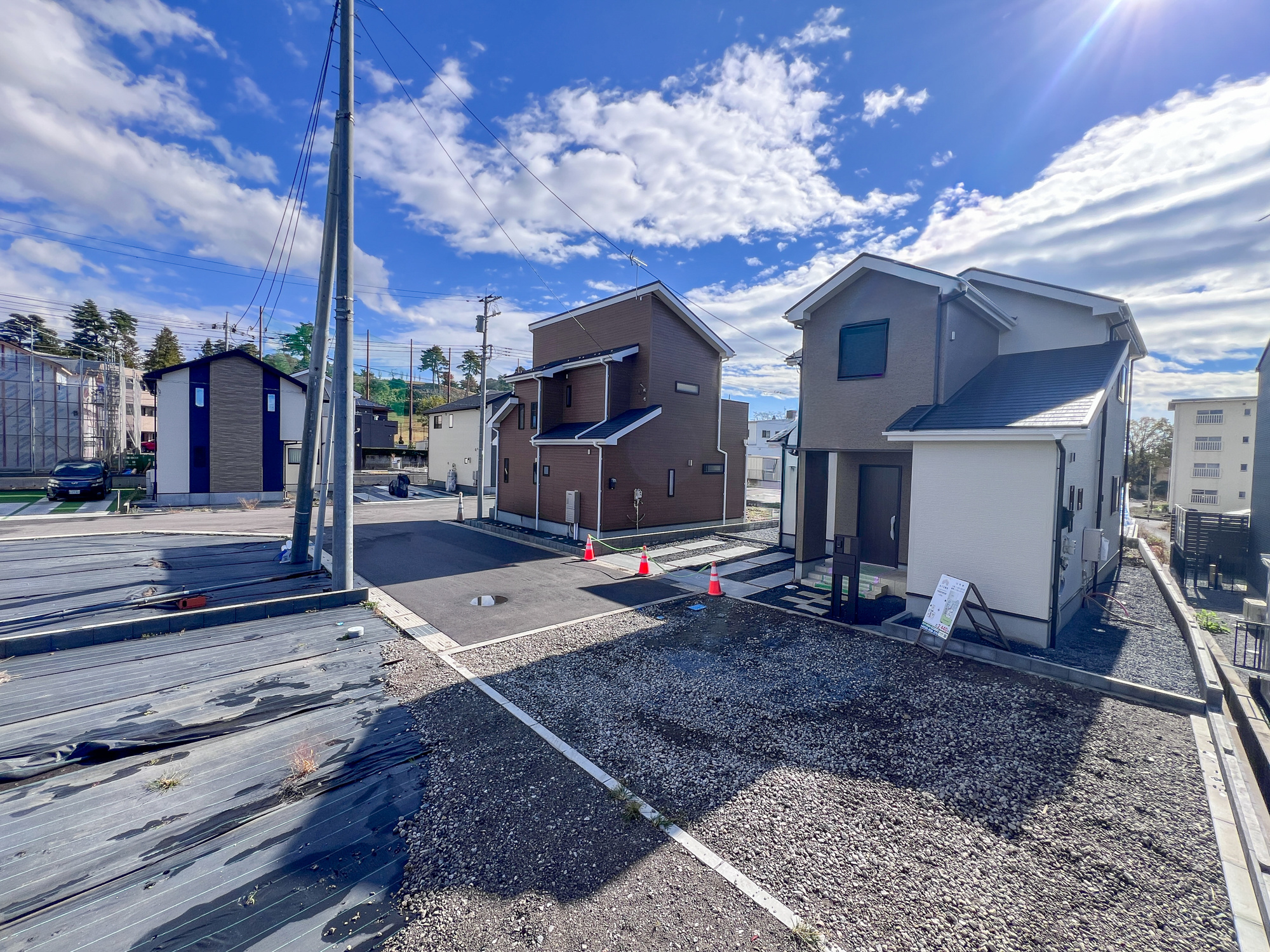 宇都宮市野沢町の新築一戸建の前面道路含む現地写真|低層の一戸建てを中心とした街並みが整然と続き、周辺は高い建物が建っていないので、採光や開放性に恵まれ、空が広く緑の多い閑静な趣を感じる環境です。