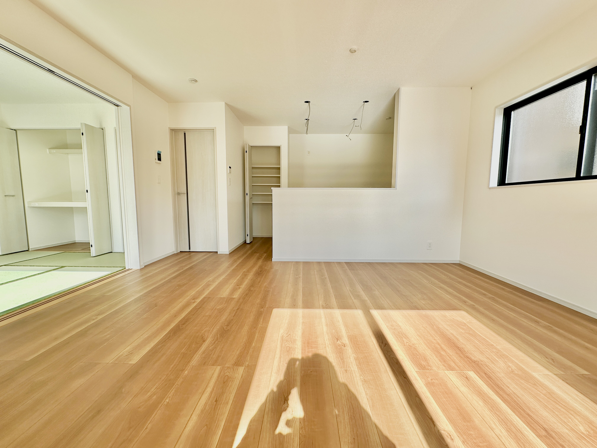 宇都宮市野沢町の新築一戸建の居間・リビング|南向きに大きく開いた窓からは、明るい陽射しが射し込みます。
爽やかな風が吹き抜ける心地良いリビングには、自然と家族が集まります。