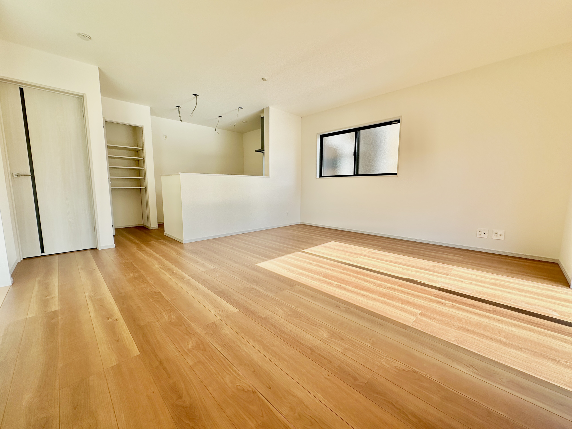 宇都宮市野沢町の新築一戸建の居間・リビング|室内にいても、たっぷりの陽光と爽やかな風を感じて頂ける、開放感あふれるリビングです。
ご家族と穏やかに過ごす、心地の良い時間が流れます。　