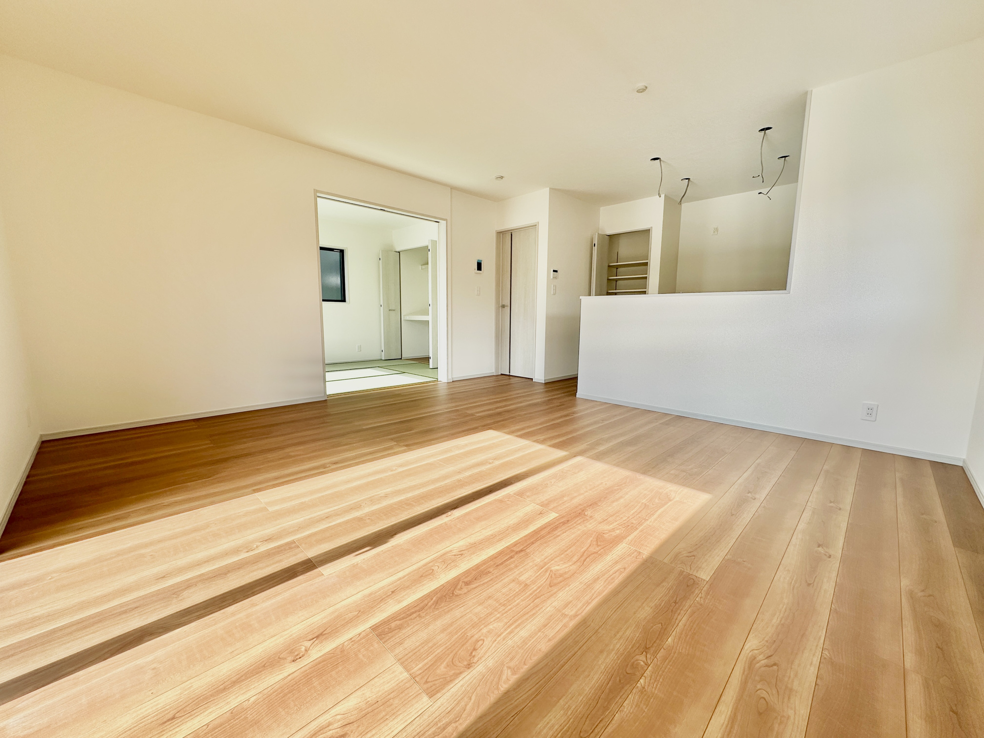 宇都宮市野沢町の新築一戸建の居間・リビング|オープンな空間を生み出す、広々としたLDK。家族と過ごす時間を大切にしたい方にぴったりの明るくゆとりある住空間です。南側の窓からの日差しがリビングの隅々までしっかりと届きます！ 