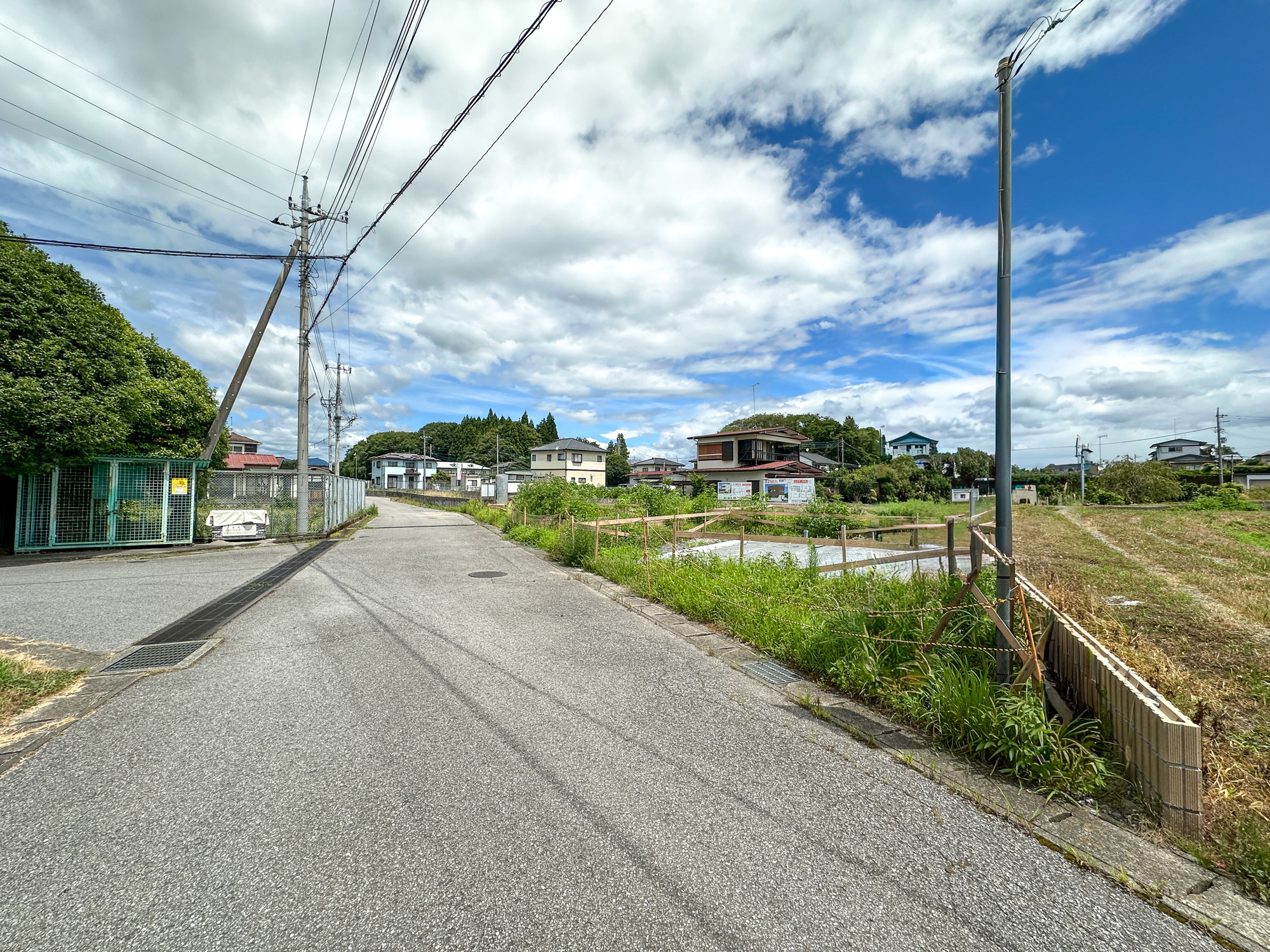 日光市土沢の新築一戸建の前面道路含む現地写真|閑静な住宅地で子育て家族にピッタリ。毎日のお散歩も快適な緑に恵まれたエリアで、自然に包まれた穏やかな暮らしを実現するための、ゆとりある住環境が整っています。

