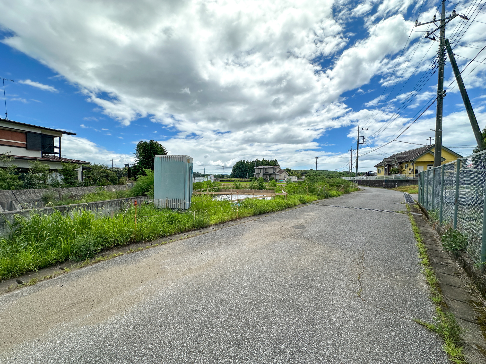 日光市土沢の新築一戸建の前面道路含む現地写真|低層の一戸建てを中心とした街並みが整然と続き、周辺は高い建物が建っていないので、採光や開放性に恵まれ、空が広く緑の多い閑静な趣を感じる環境です。

