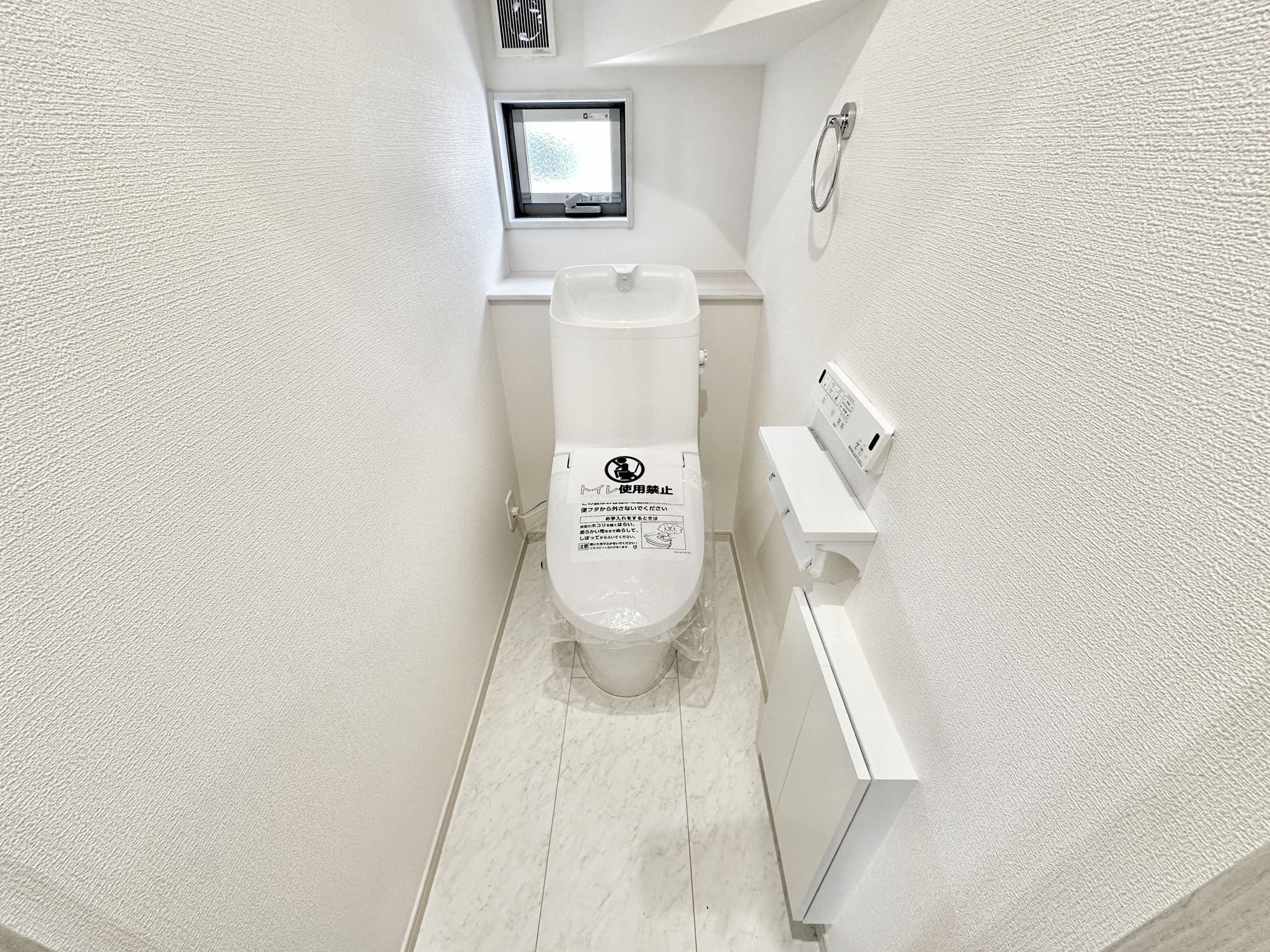 佐野市富士見町の新築一戸建のトイレ|節水型でエコなトイレには、今では当たり前の洗浄付き。便座を温める機能もついていて、居心地良くてトイレから出られなくなるかも！換気用に換気扇はもちろん、窓も着いているので常に快適ですね♪